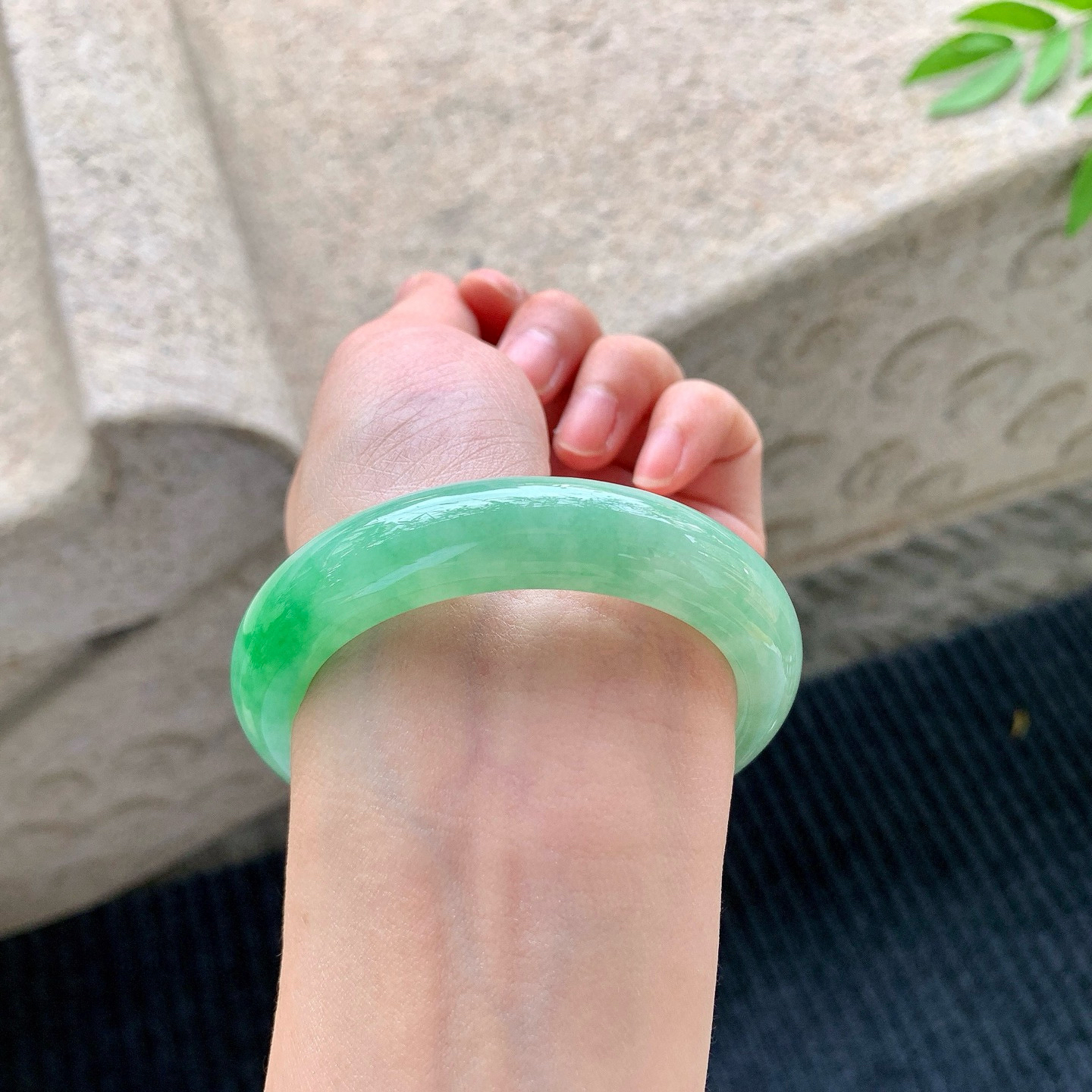 正圈51 52
【圈口】52.5/12.5/9
【描述】飘绿，水润，种老，细腻，无裂纹！