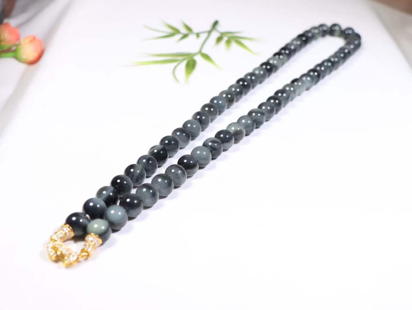 【水墨青花.项链】

新疆和田青花籽料珠圆玉润项链 玉质温润细腻  整串打磨圆润，佩戴舒适。珠珠落玉