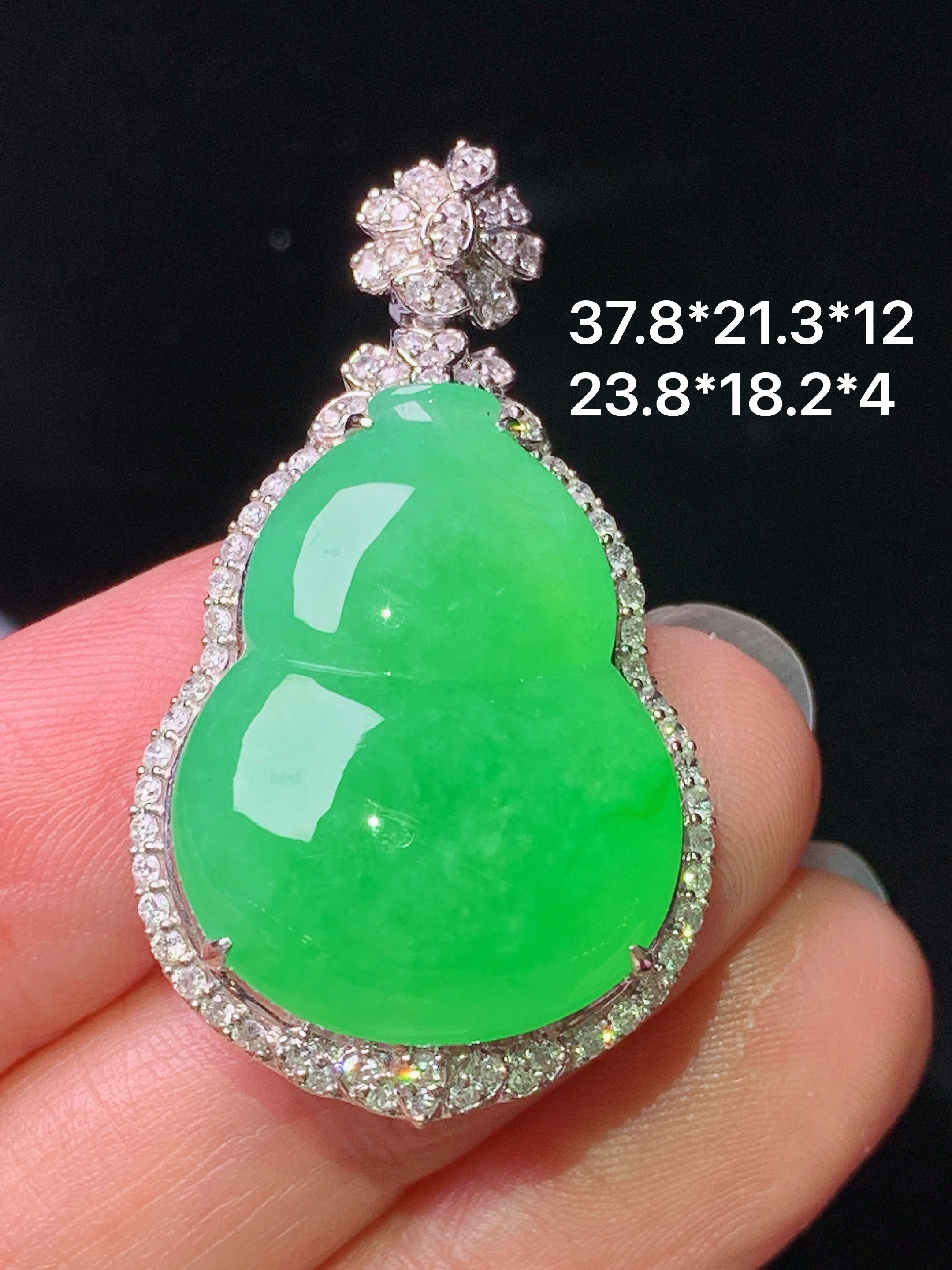 18k金镶嵌满绿葫芦吊坠 玉质细腻 色泽艳丽清新 水润亮眼 整体尺寸37.8*21.3*12t3