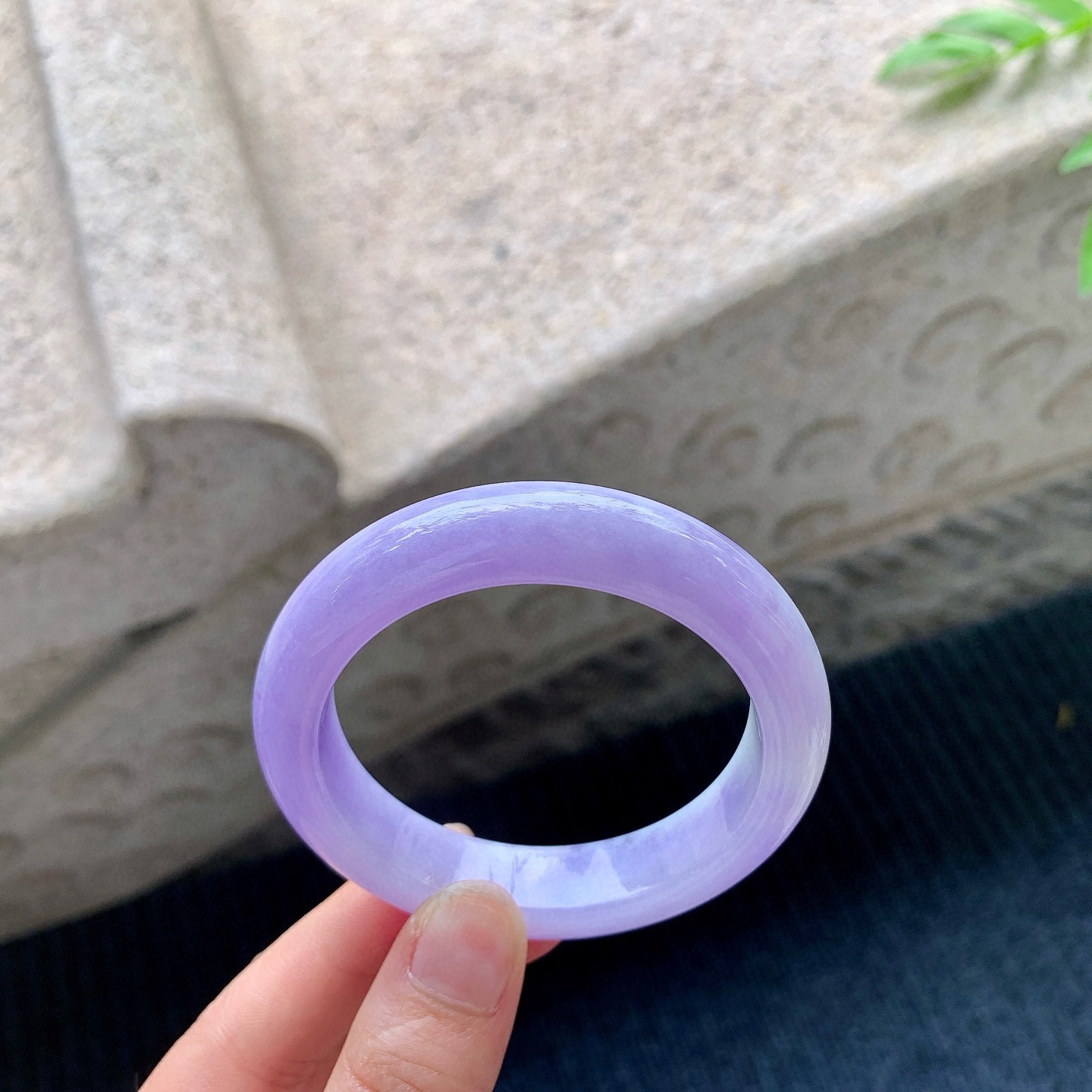 正圈50 51
【圈口】51.1/12/8.6
【描述】艳紫，满紫，水润，种老，细腻，无裂纹！