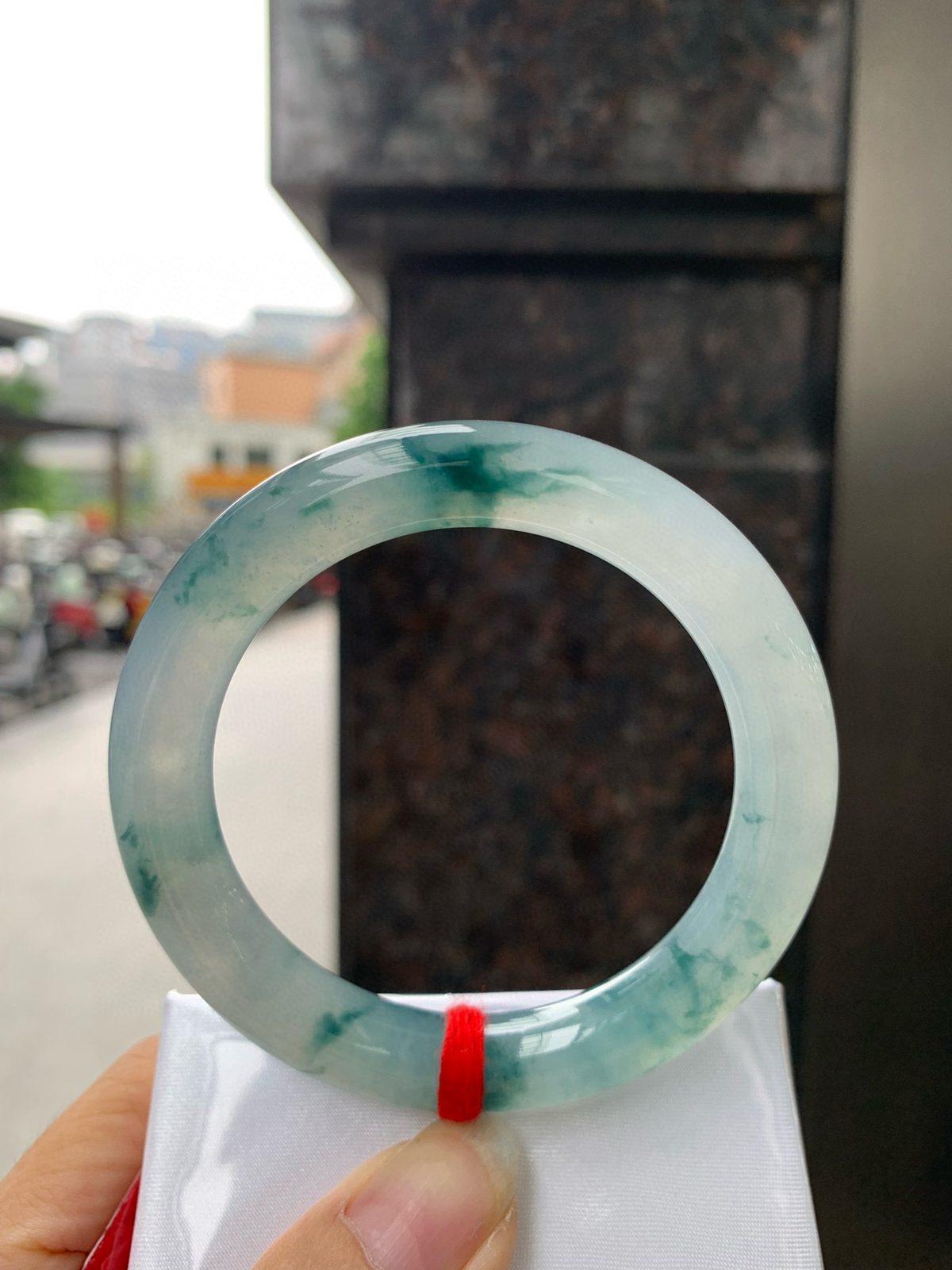 冰飘花圆条
54.1-10.3-10.6
底妆冰润白净，胶润的底妆中开出了朵朵兰花，半山半水的意境，勾勒出一幅唯美诗意的山水意境画