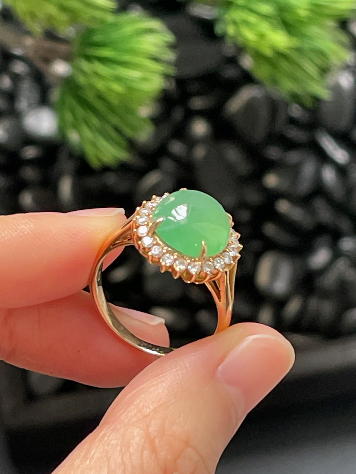 18k金翡翠绿色戒指