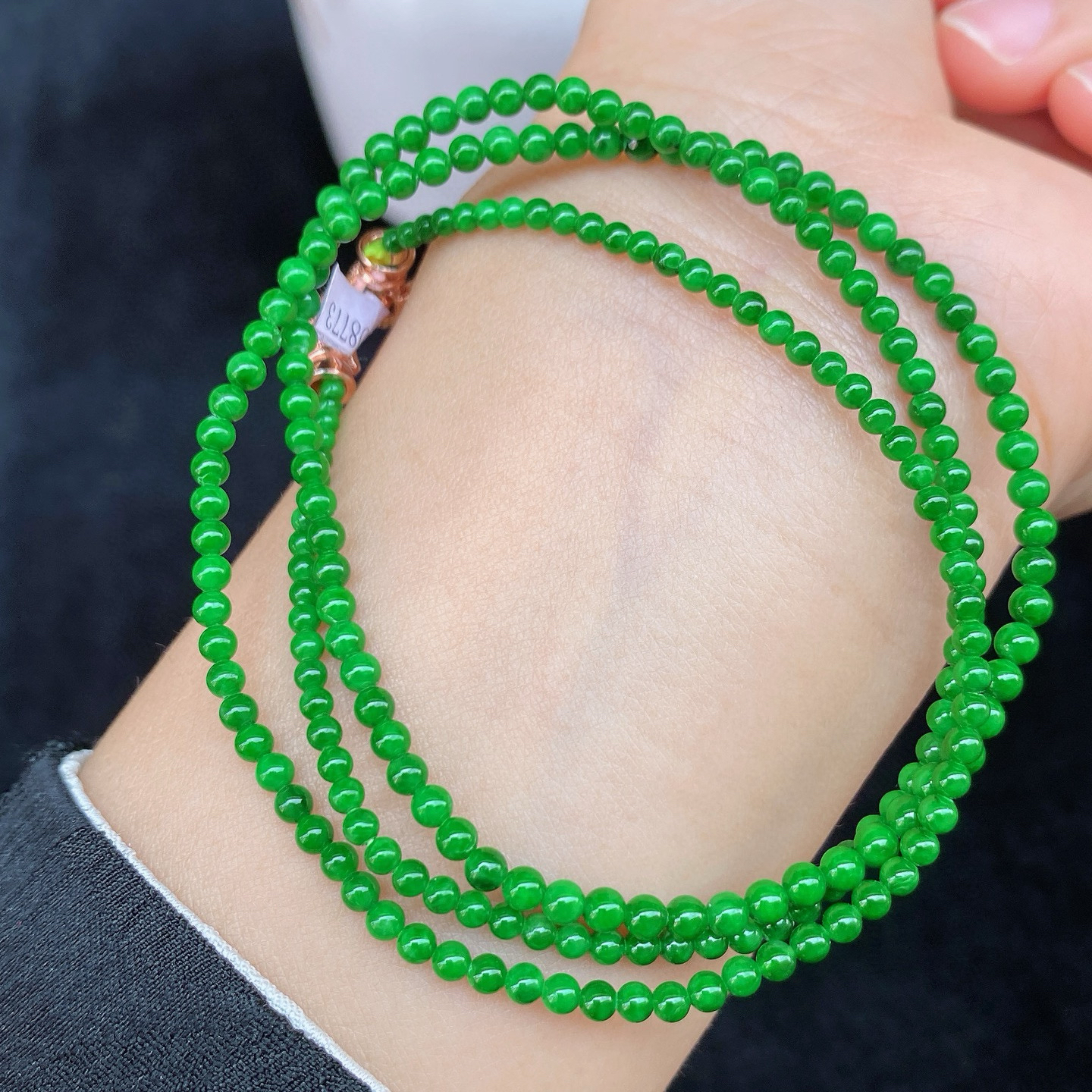 辣阳绿小米珠珠链 
冰种质地，色浓郁鲜亮
圆珠均匀，光泽细腻
可以置于颈间佩戴，或是缠绕于手腕～
实物更美～