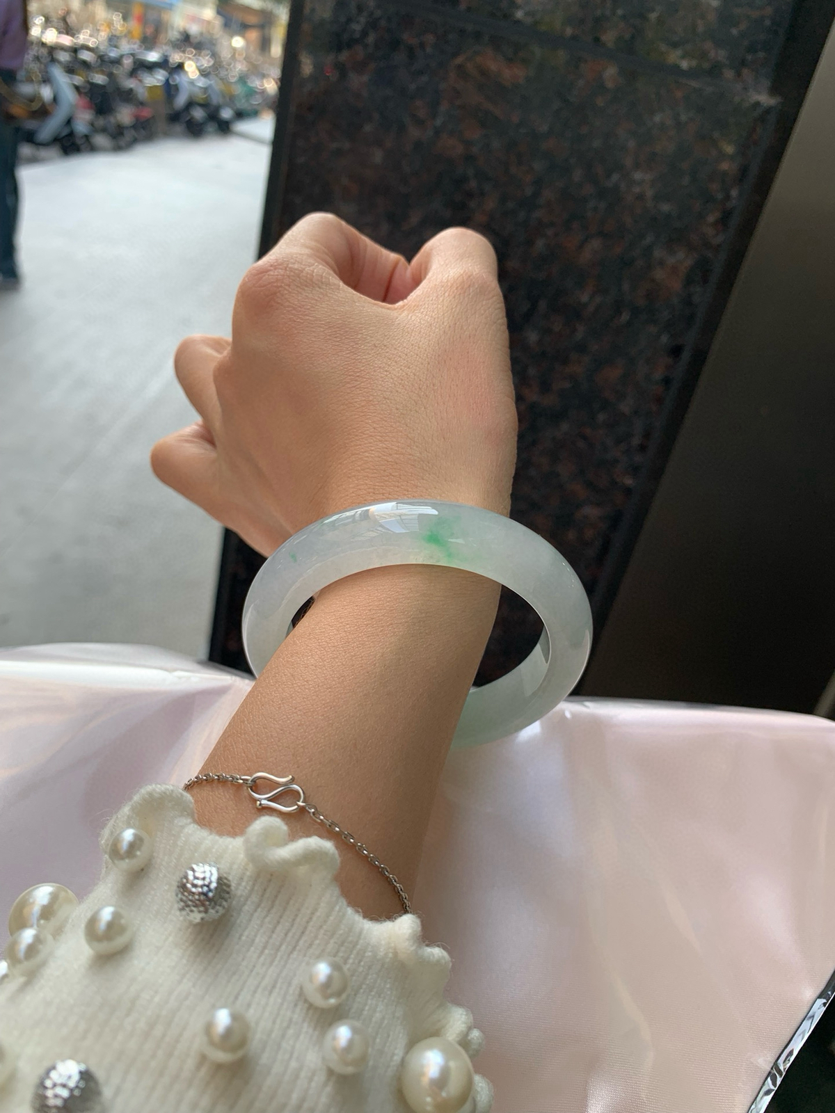 冰飘绿正圈
53.6-8.6-12.5
底妆冰润，几抹绿花点缀，简约却充满灵气，清新如芽，宛若自然的画卷凝结于腕间，静中带动，韵味悠长