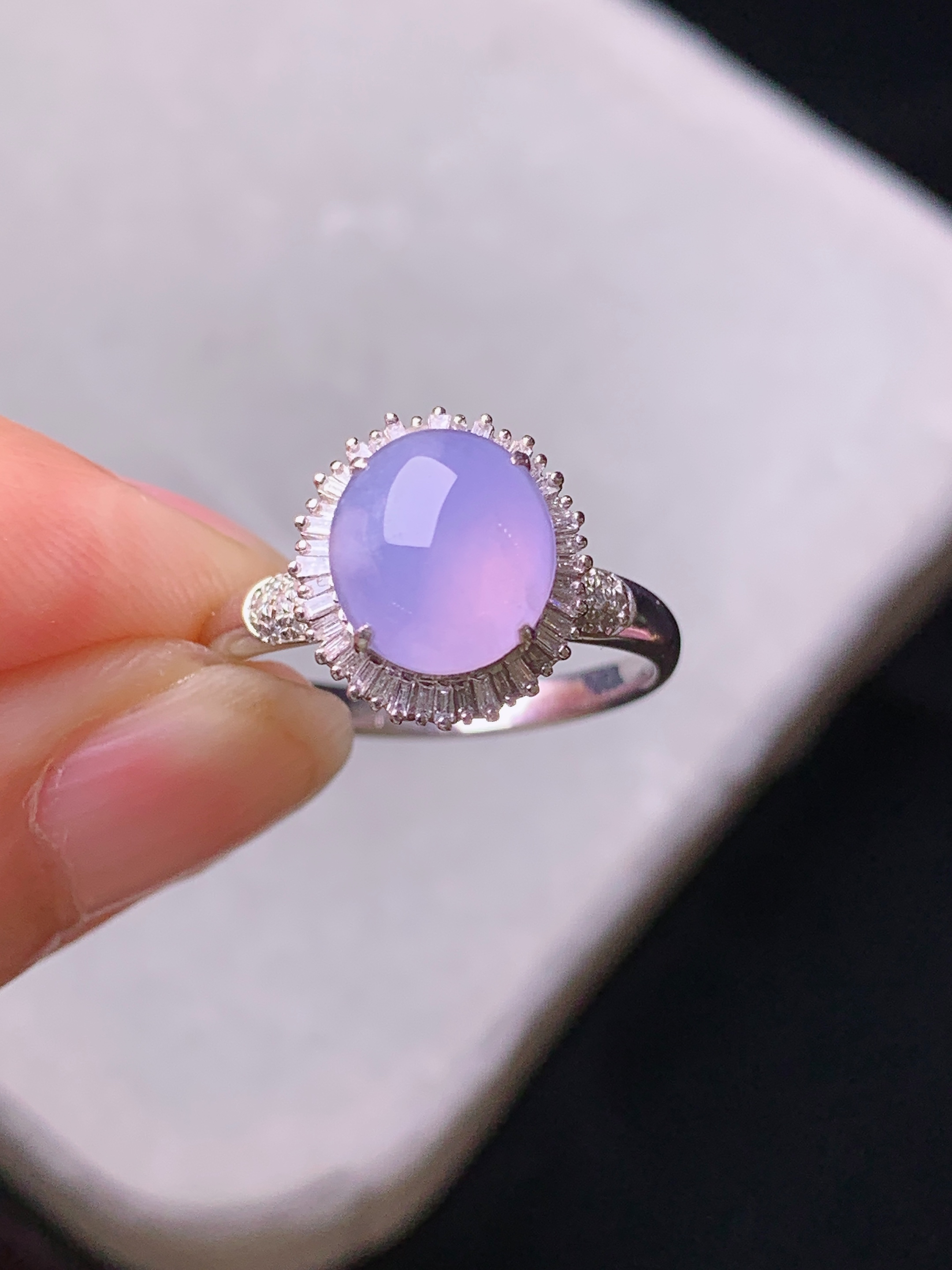 18k金钻镶嵌紫罗兰蛋面戒指 玉质细腻 色泽艳丽清新 水润亮眼 圈口14.5 整体尺寸12*11*9