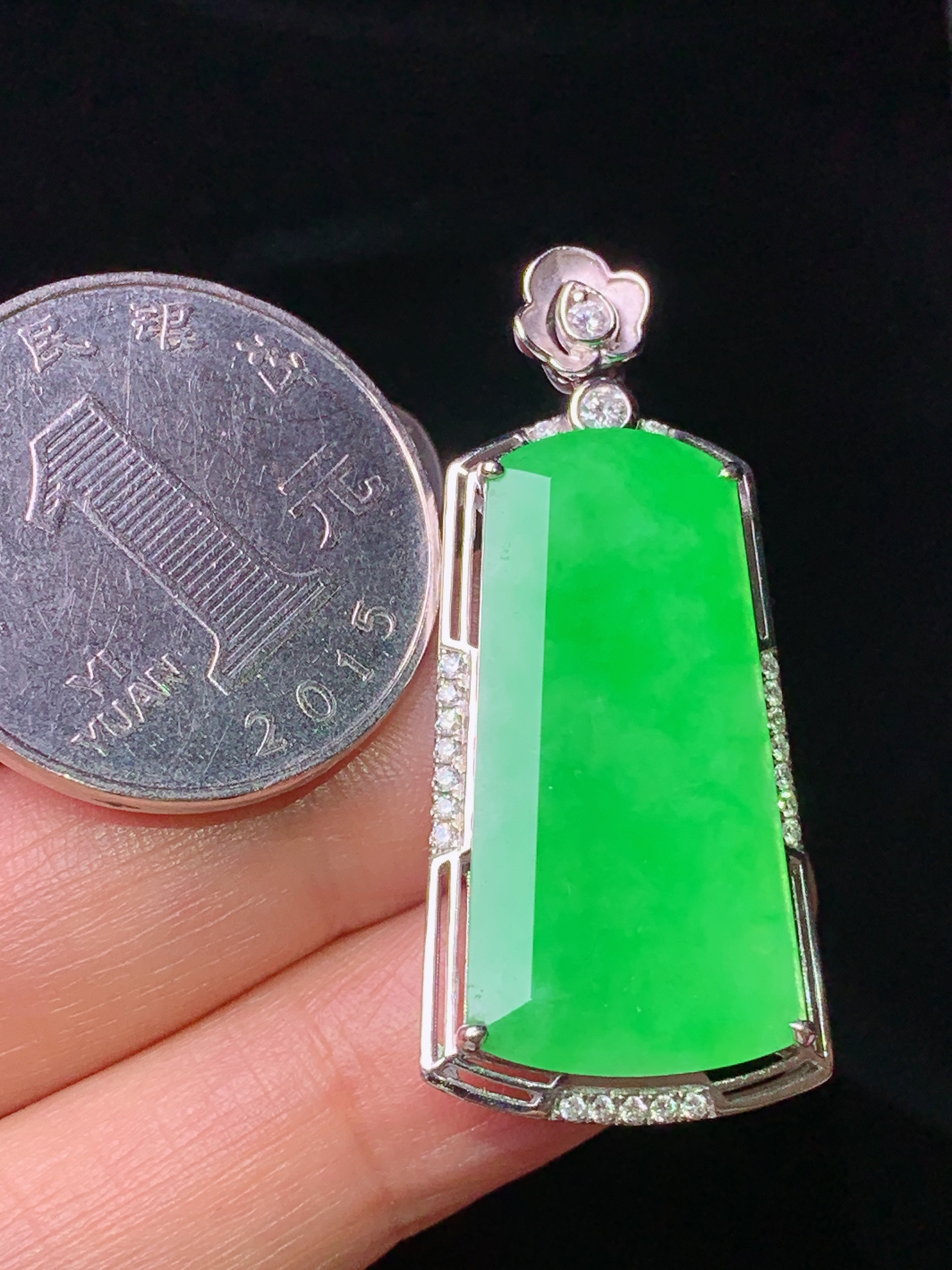 18k金钻镶嵌翠绿无事牌吊坠 玉质细腻 色泽艳丽清新 水润亮眼 整体尺寸39.2*17.5*7.3g1