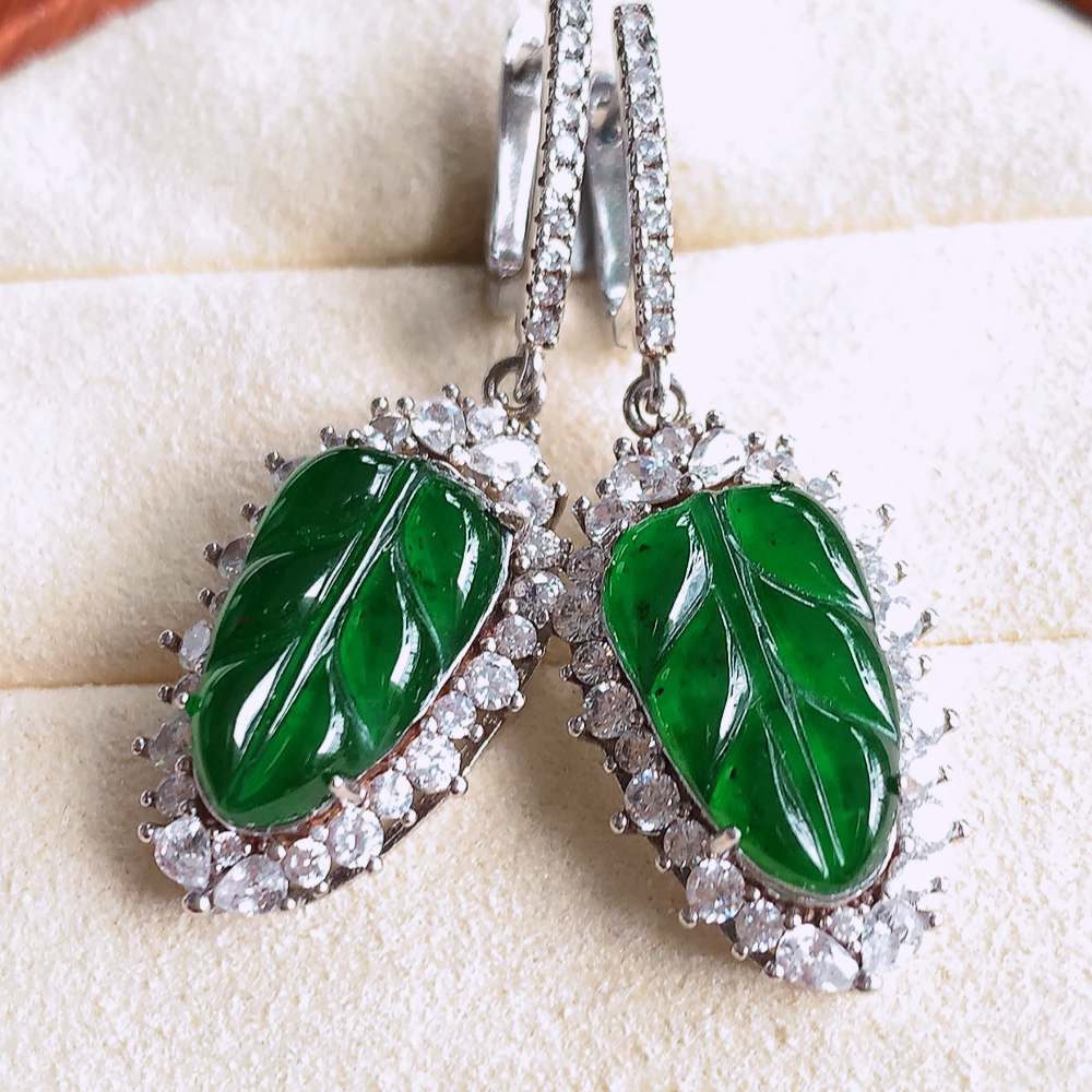 925银镶冰润满绿金枝玉叶翡翠耳坠  老种起胶感  飘花灵动  寓意“金枝玉叶，大业有成，一夜成名”