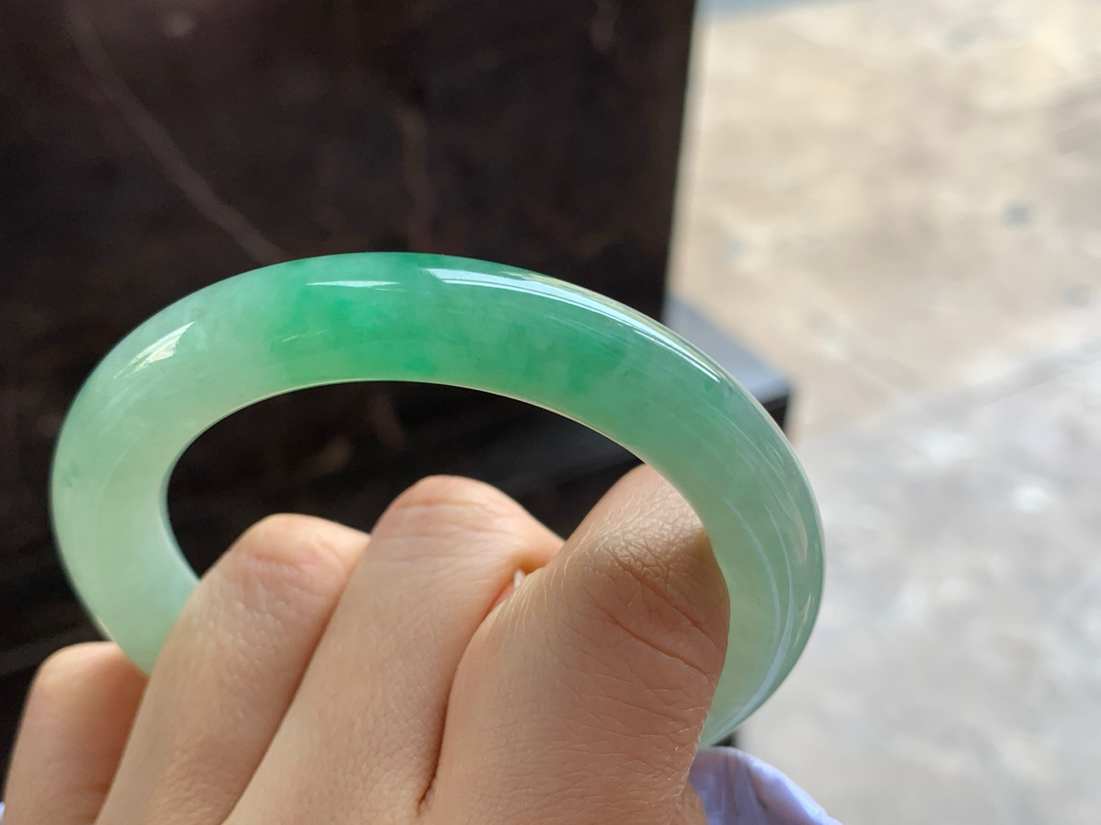 54-10.4

绿色圆条手镯^_^鲜艳 玉质温润 色阳