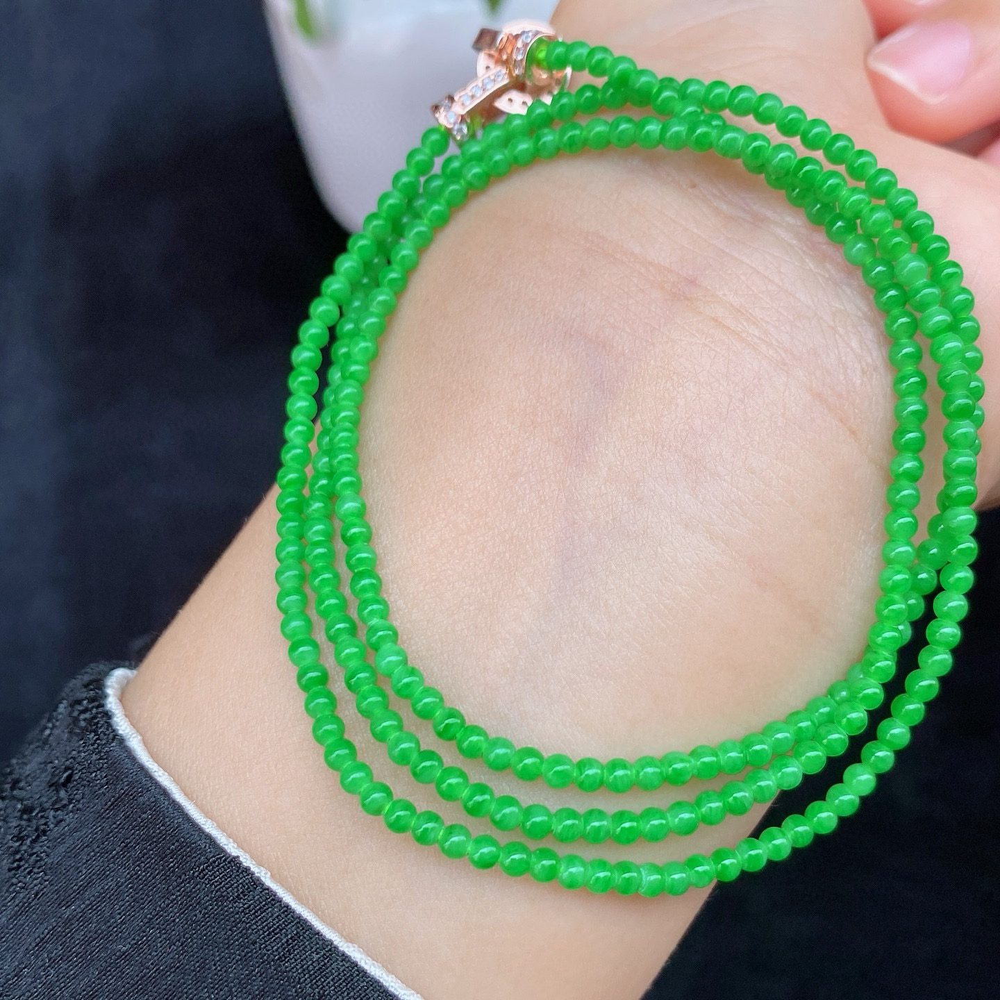 冰阳绿小米珠珠链 
冰种质地，阳绿色浓郁鲜亮
圆珠均匀，光泽细腻
可以置于颈间佩戴，或是缠绕于手腕～
实物更美～