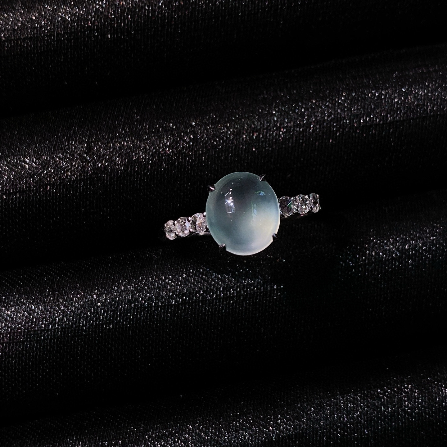 高冰蛋面戒指 
种质细腻，种水超赞
18k金镶嵌，低调又精致，实物更美～