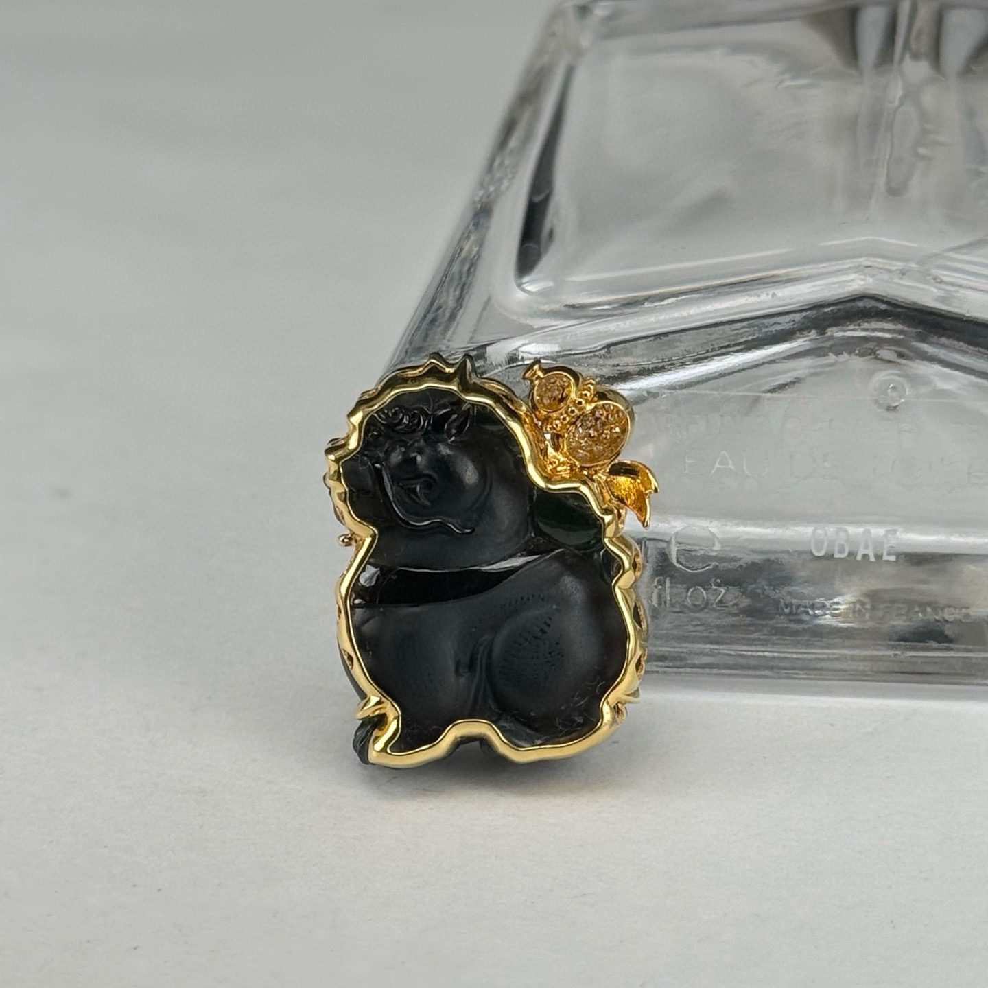 精品18k墨翠小狮子 事事如意 种好色正 黑度极好 打灯通透 油性十足  尺寸24.1