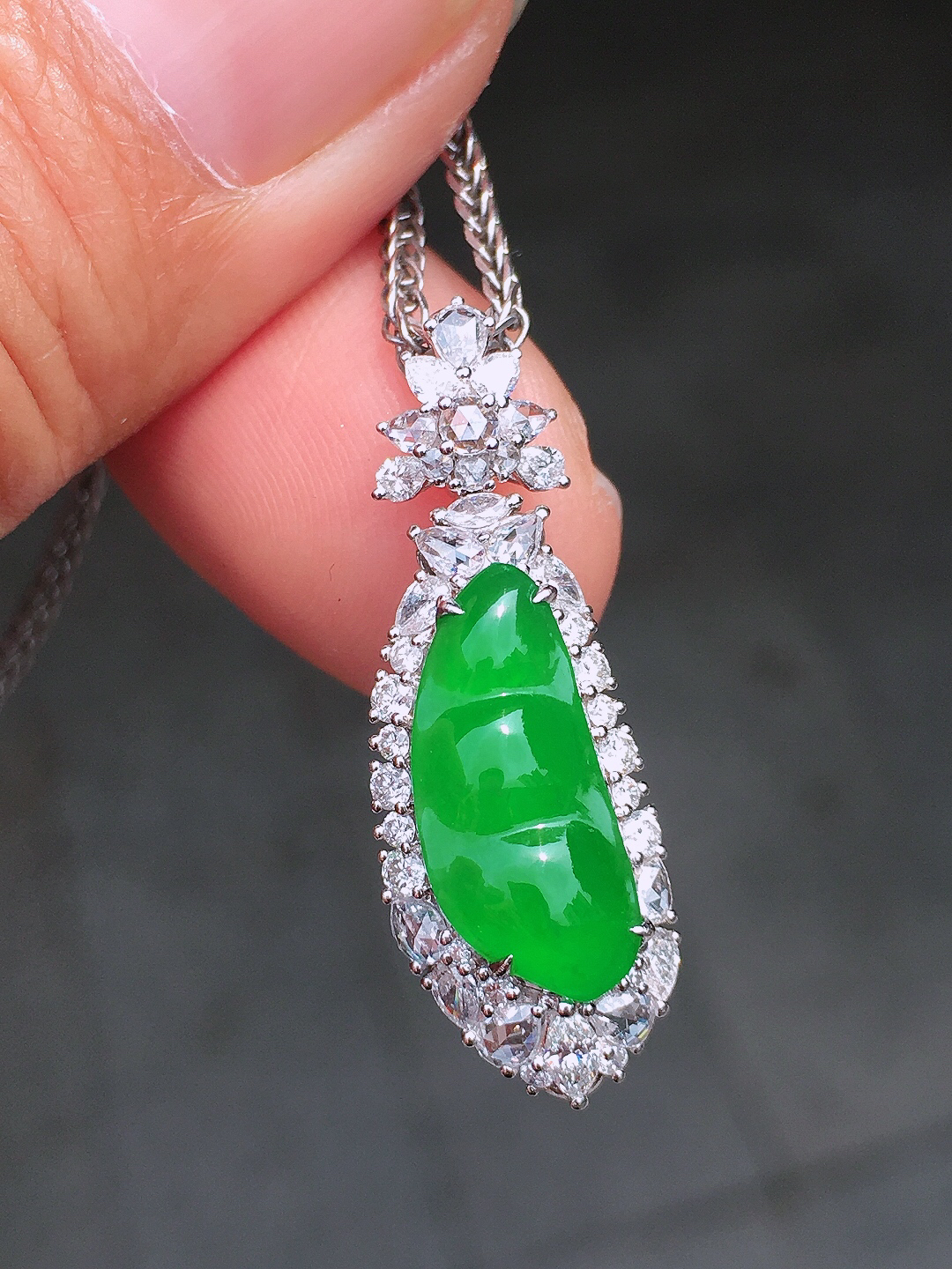 阳绿福豆吊坠，色泽均匀艳丽，玉质细腻，荧光感超
强，饱满圆润，尽显优雅气质，18k
金豪华镶嵌