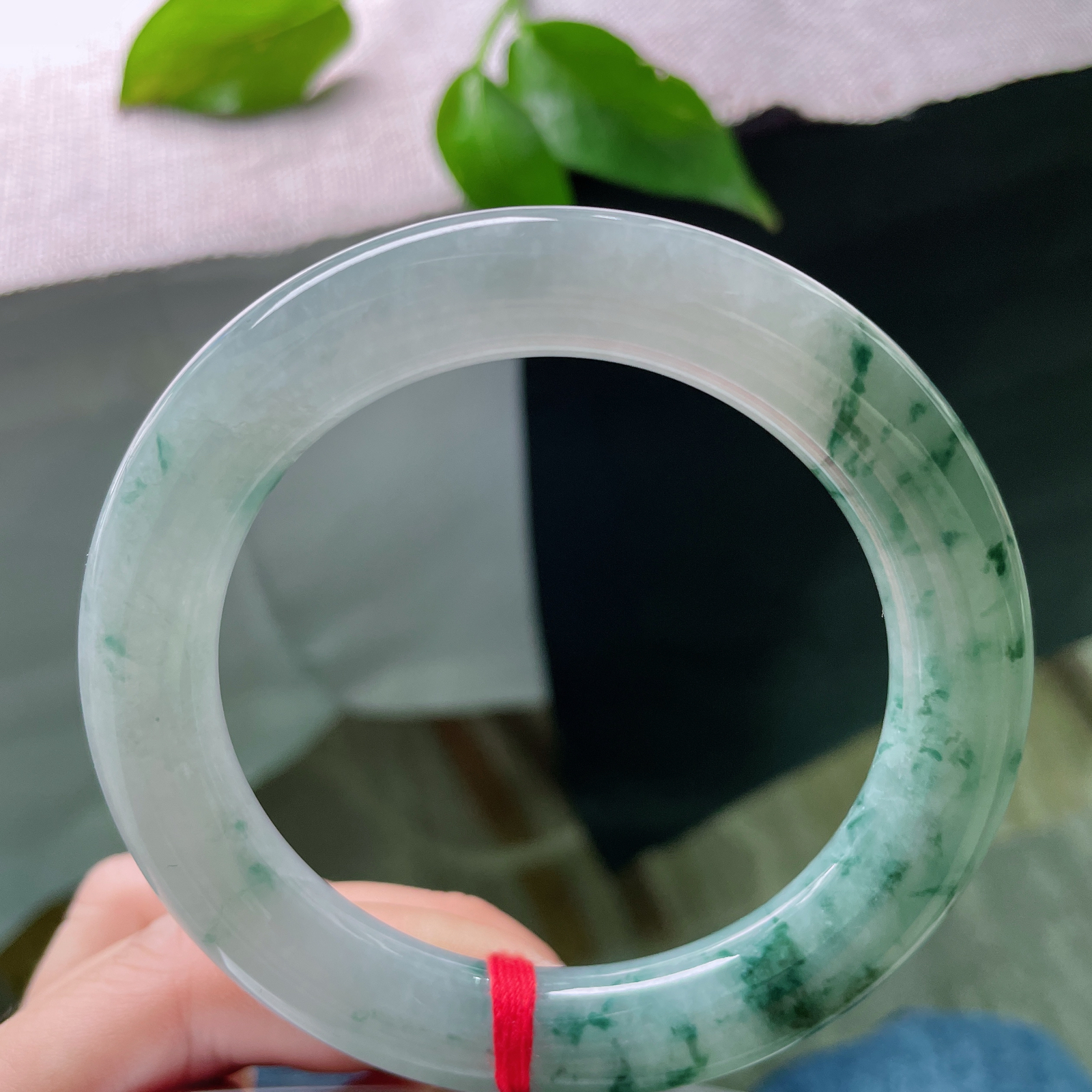 60/12.2，飘花圆条，大圈口，天然孤品，无两花色，戴出专属气质。珠圆玉润，晶体