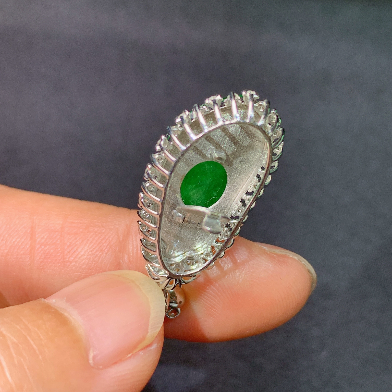 冰阳绿福瓜吊坠，18k金镶嵌，冰润色阳，玉质细腻，种水足，Ax 尺寸33.3*12.8*8.8