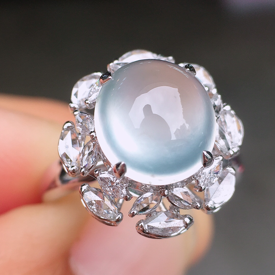 玻璃种蛋面戒指，玉质细腻，荧光感超
强，饱满圆润，尽显优雅气质，18k
金豪华镶嵌