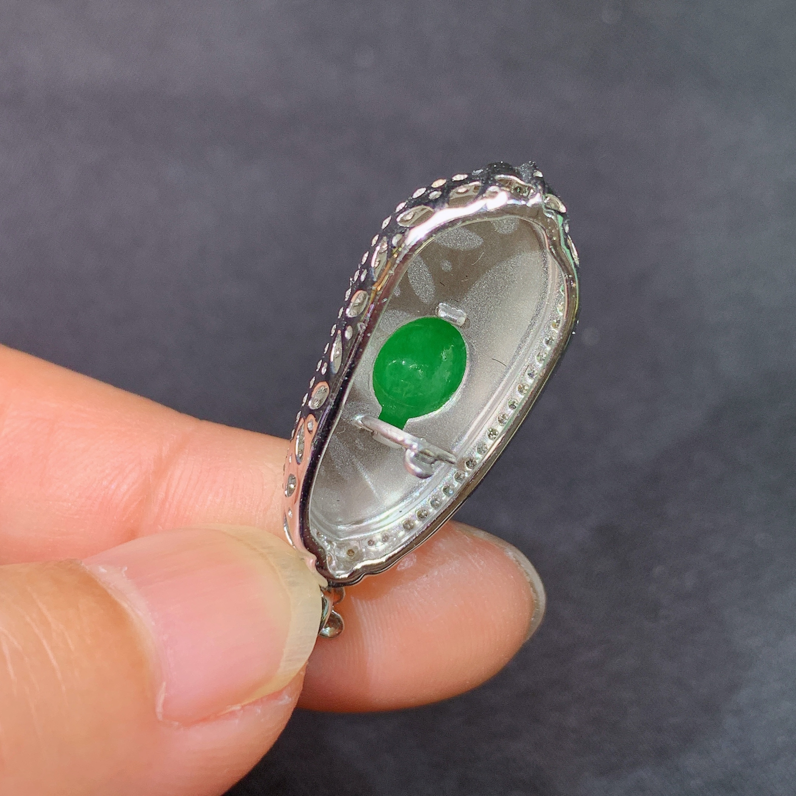 冰阳绿福豆吊坠，18k金镶嵌，冰润色阳，玉质细腻，种水足，Ff 尺寸32.5*11.6*8