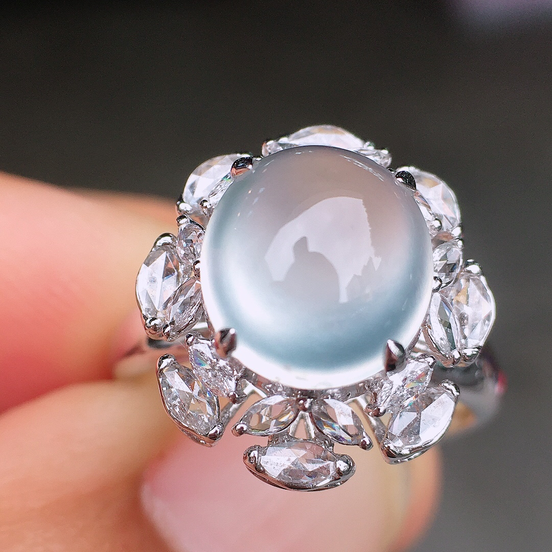 玻璃种蛋面戒指，玉质细腻，荧光感超
强，饱满圆润，尽显优雅气质，18k
金豪华镶嵌