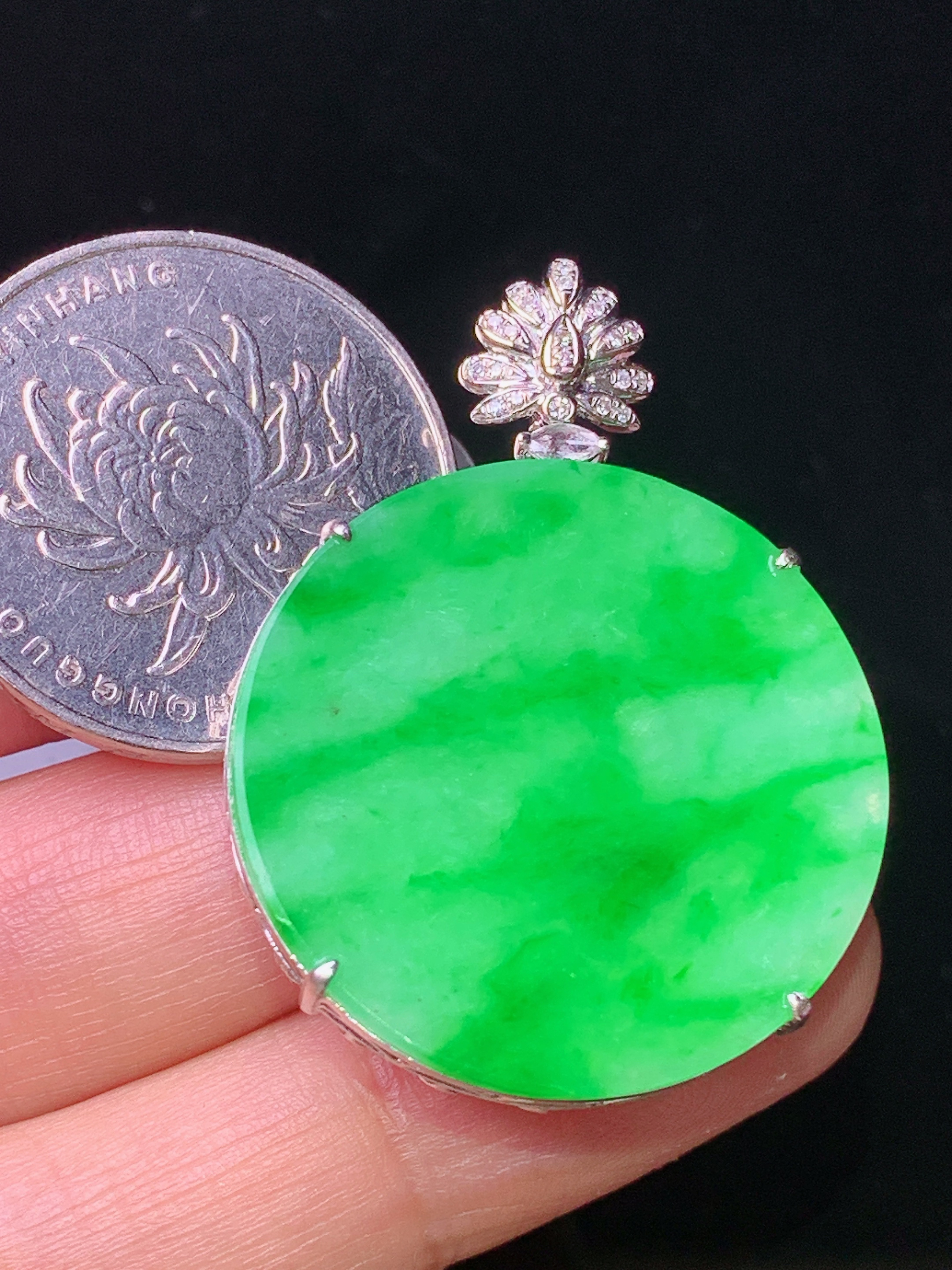 18k金钻镶嵌翠绿圆牌吊坠 玉质细腻 色泽艳丽清新 水润亮眼 整体尺寸38.2*27.8*7.5j2