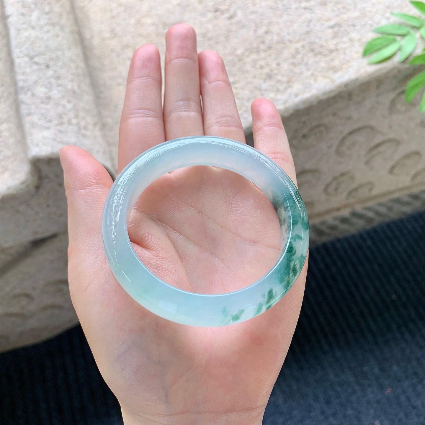 正圈52 53
【圈口】53.6/12.6/8.2
【描述】冰飘花，水润，种老，细腻，无纹裂！