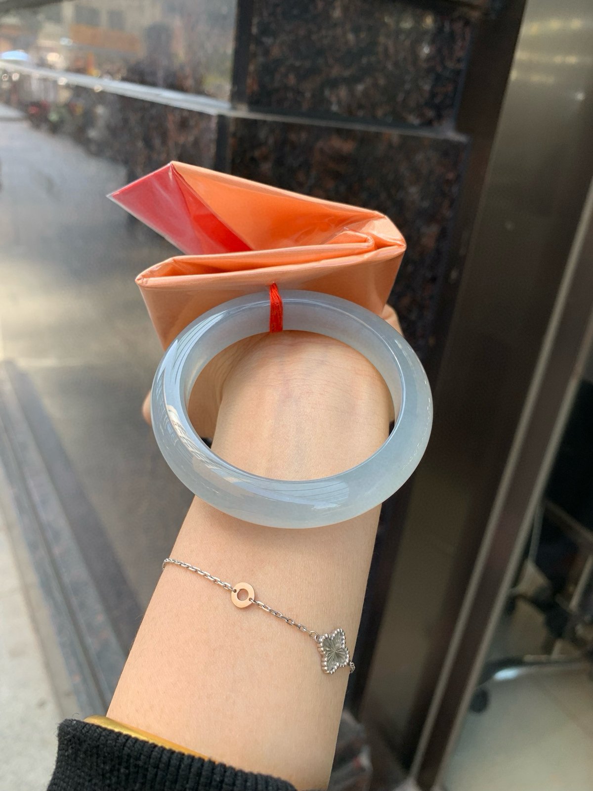 冰紫正圈，无纹裂
55.2-8.6-11.6
底妆冰润，淡淡粉紫，清透飘渺如雾般连绵，水光流转的美貌紫镯绝妙冰透，醉卧水云间，氤氲诗意的美跃然于手腕之间