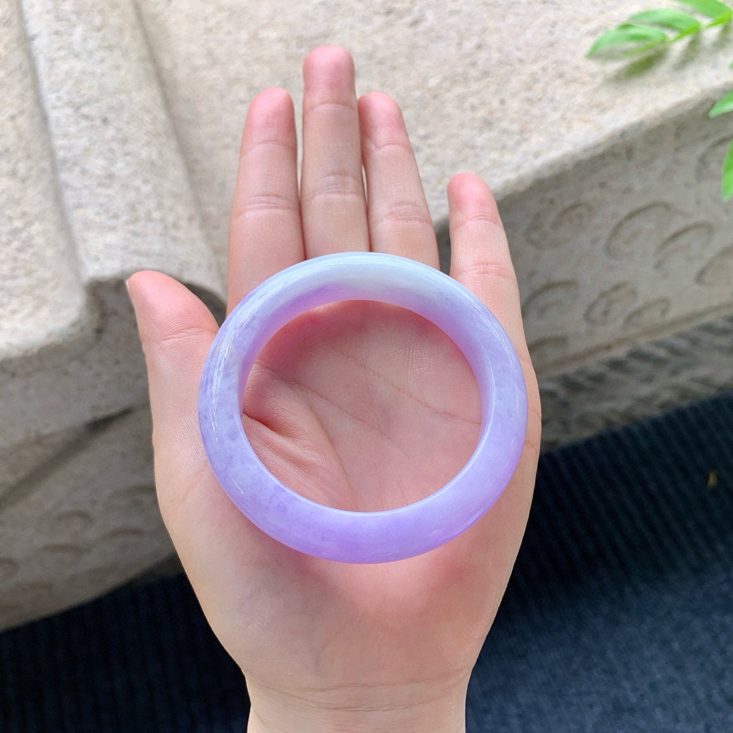 正圈50 51
【圈口】51.1/12/8.6
【描述】艳紫，满紫，水润，种老，细腻，无裂纹！