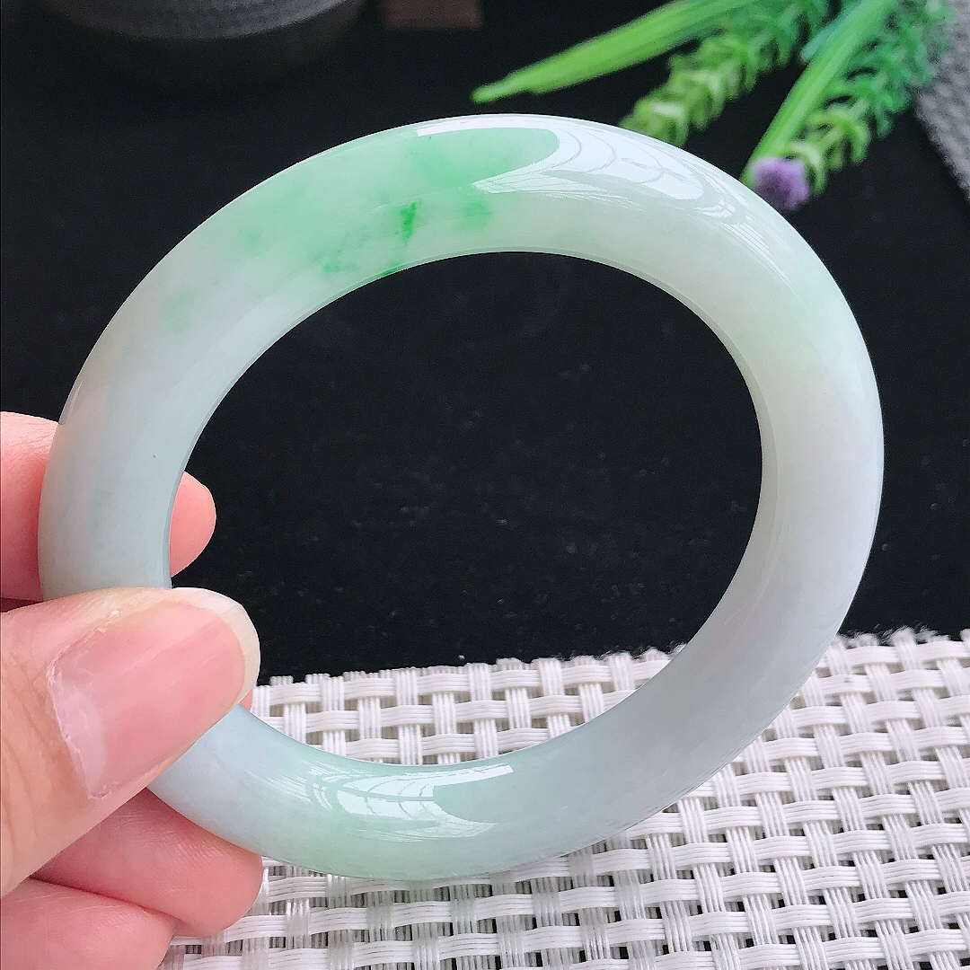 实拍A货翡翠56/11老坑精美温润飘绿胖圆条手镯翡翠玉镯手环