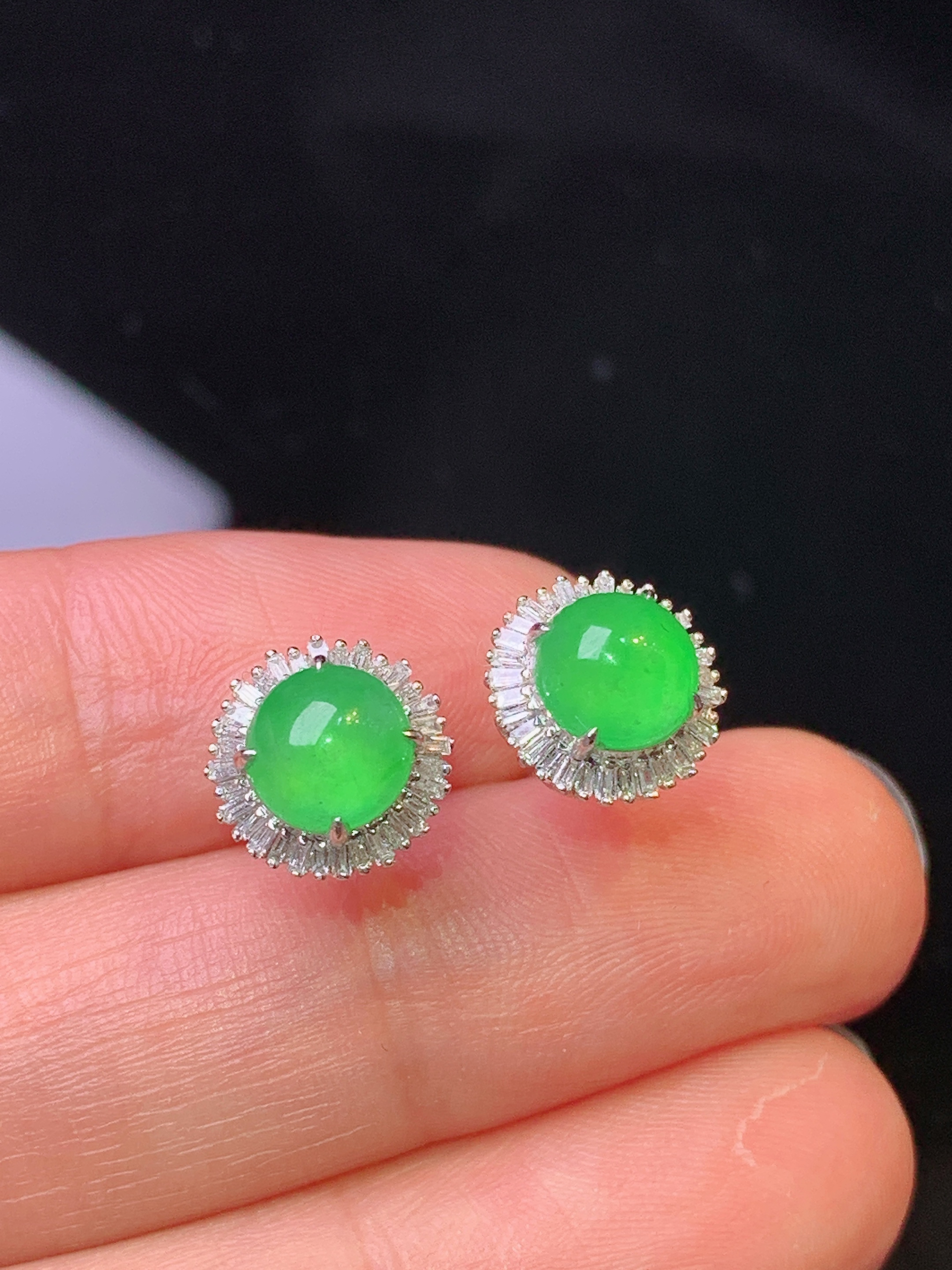 18k金钻镶嵌翠绿蛋面耳钉 玉质细腻 色泽艳丽清新 水润亮眼 整体尺寸9.2*7.2t1