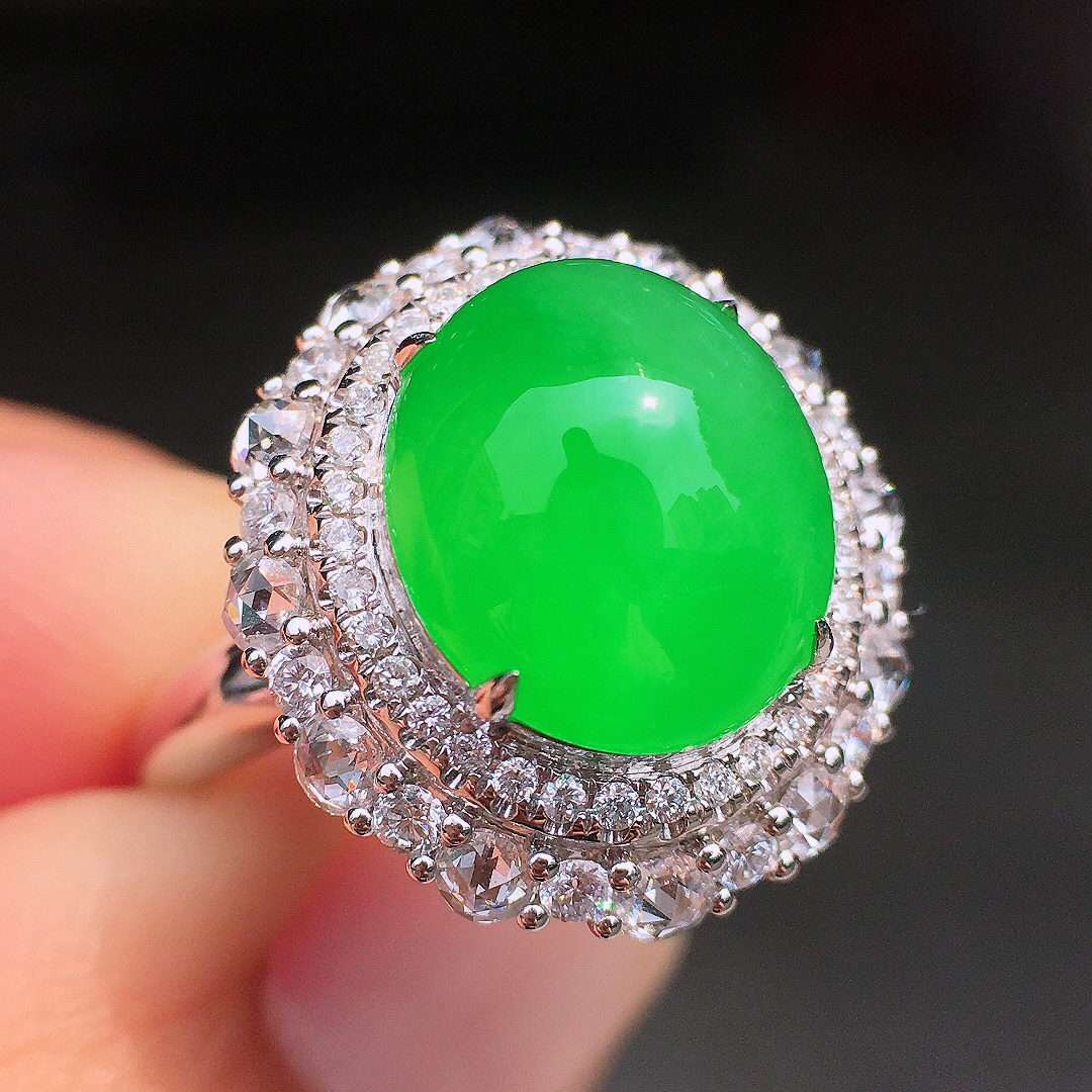 阳绿蛋面戒指，色泽均匀艳丽，玉质细腻，荧光感超
强，饱满圆润，尽显优雅气质，18k
金豪华镶嵌