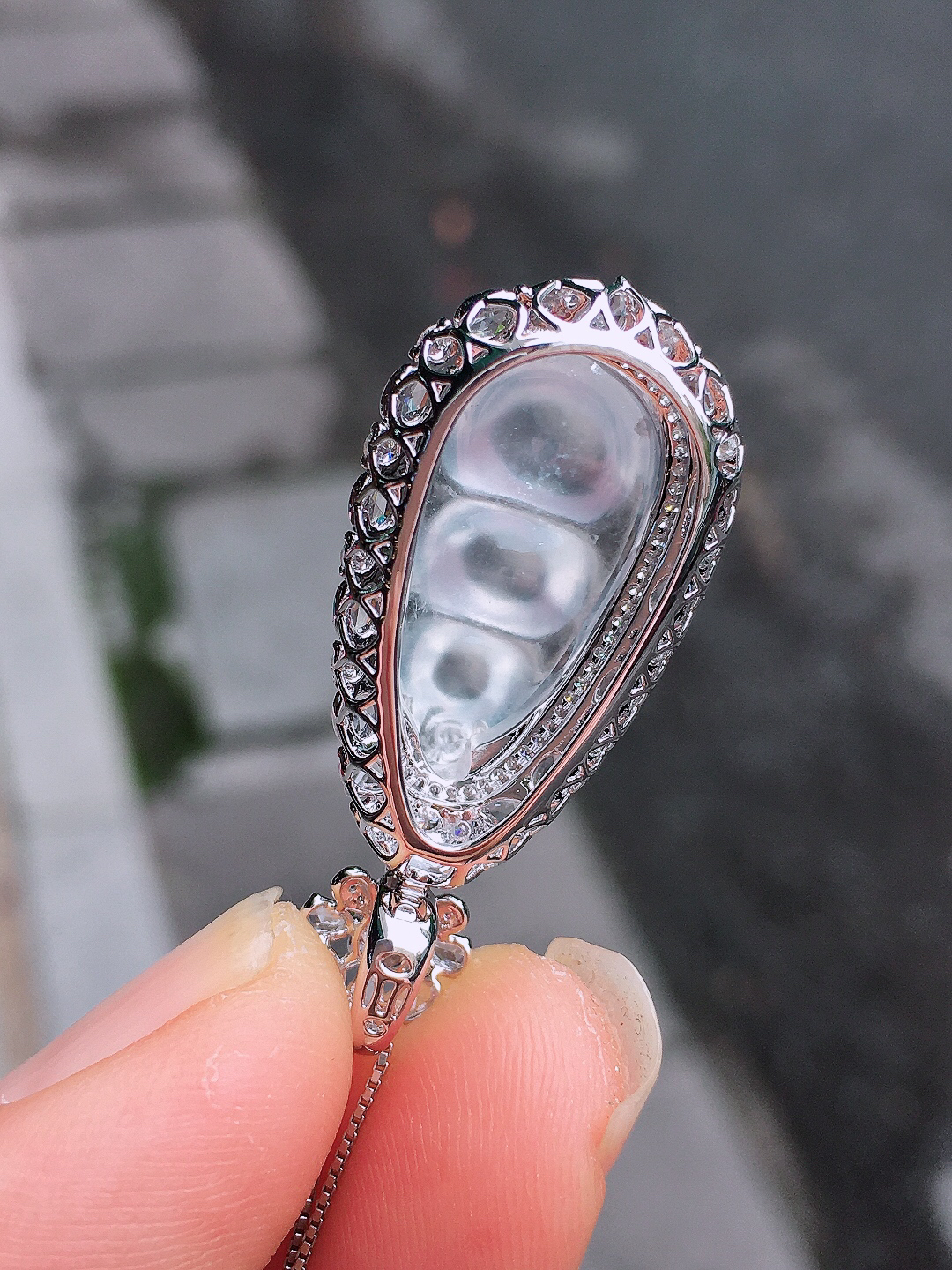 玻璃种福豆吊坠，玉质细腻，荧光感超
强，饱满圆润，尽显优雅气质，18k
金豪华镶嵌