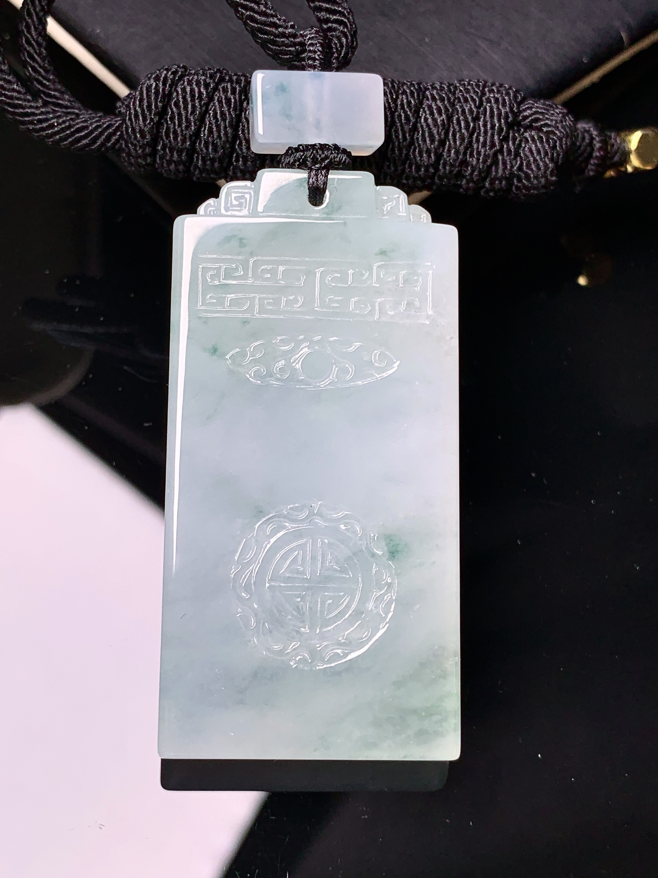 飘绿无事牌吊坠 玉质细腻 色泽艳丽清新 水润亮眼 整体尺寸49.2*24.6*5.7L1