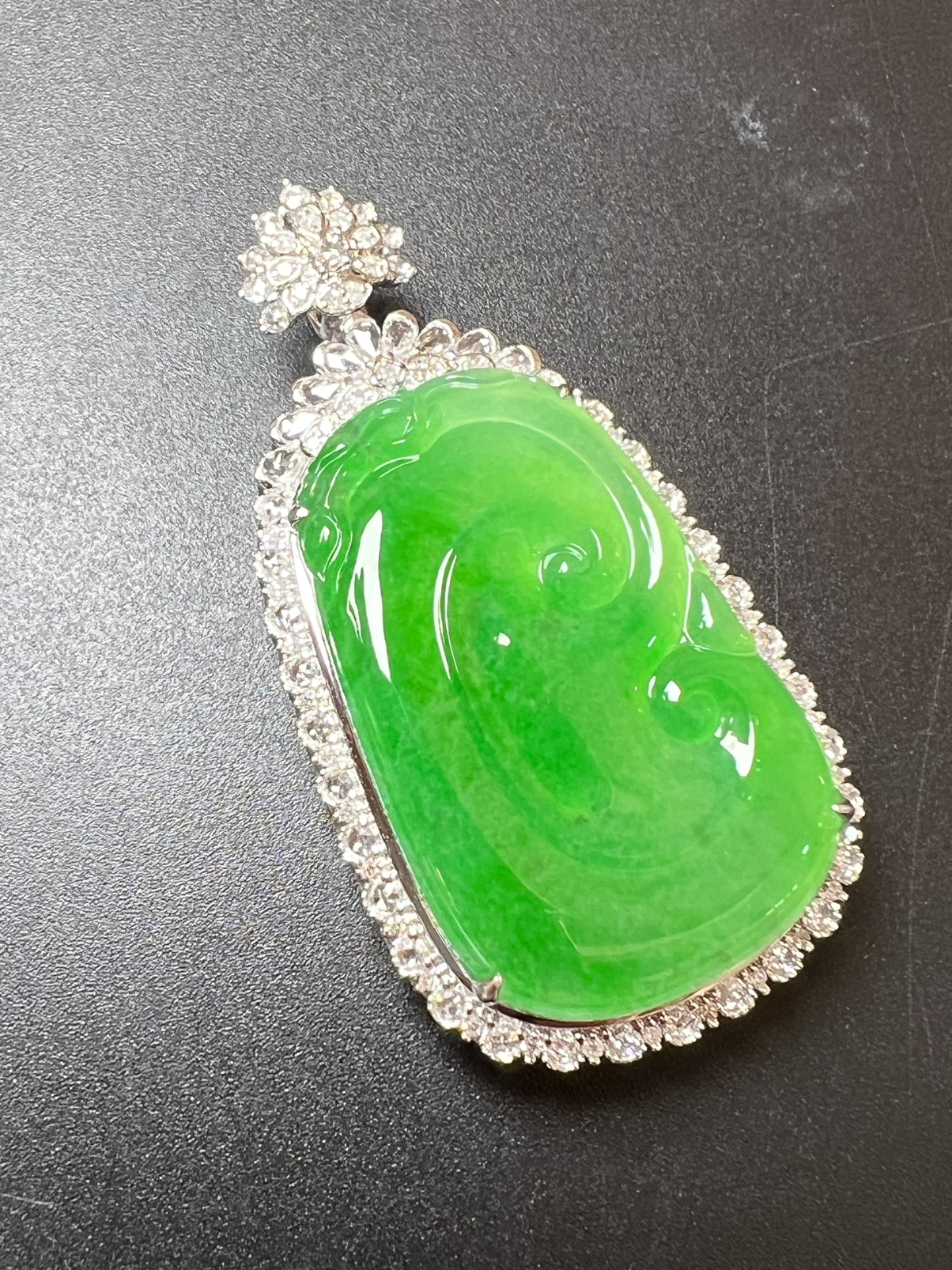 满绿大如意种色俱佳，一刀切，整体尺寸53…*27.8*12 祼石尺寸35.2*22.8*2.5