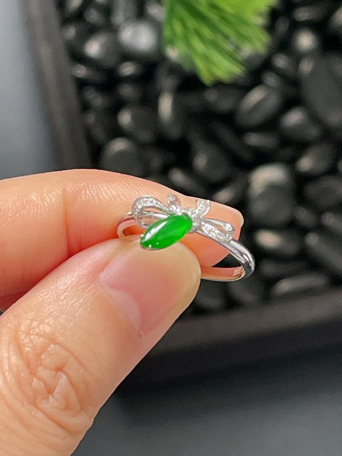 18k金翡翠绿色戒指