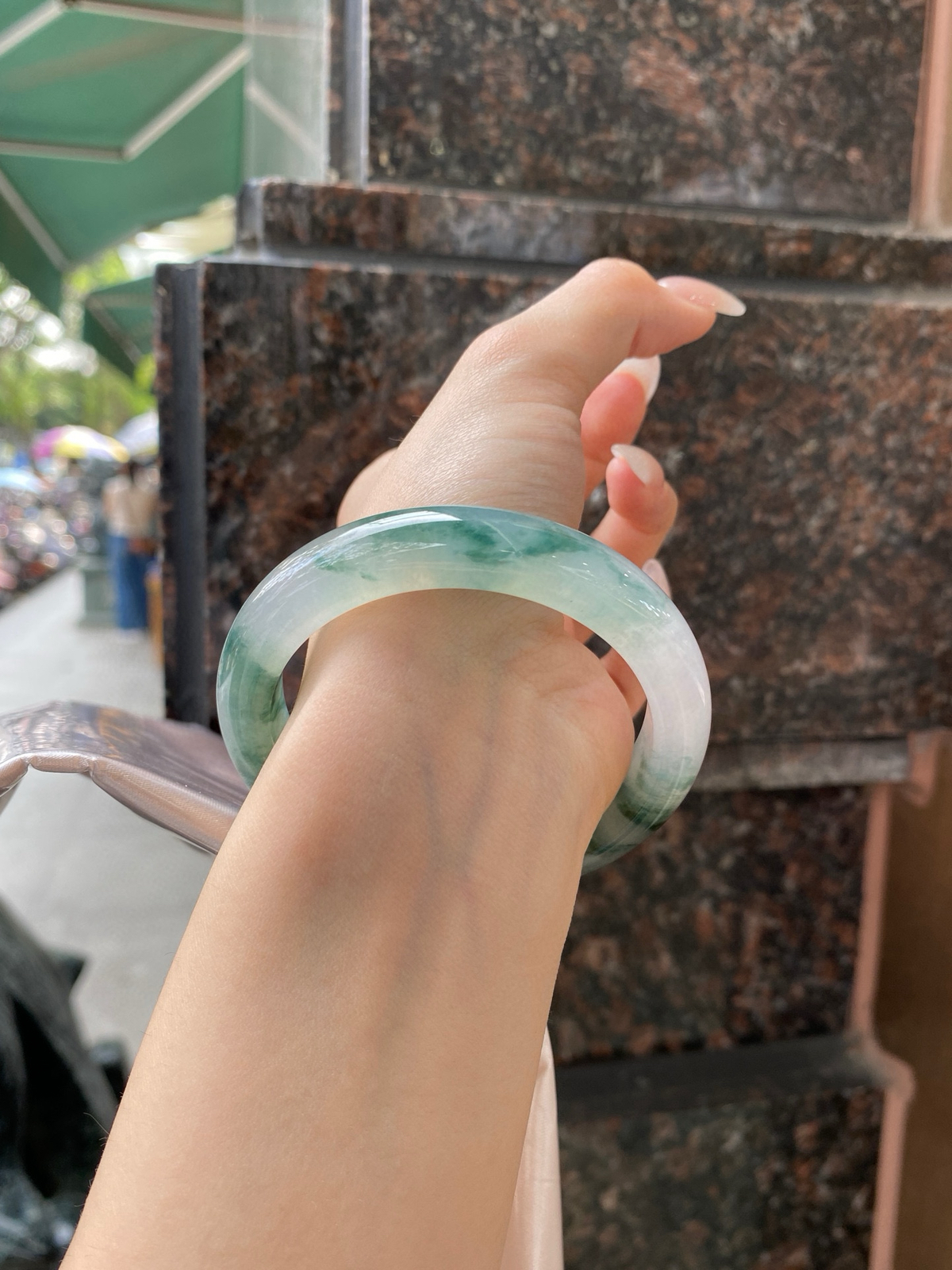 【冰蓝飘花手镯】
尺寸：55.8-12.1-8.9
自然光无滤镜，原图直出