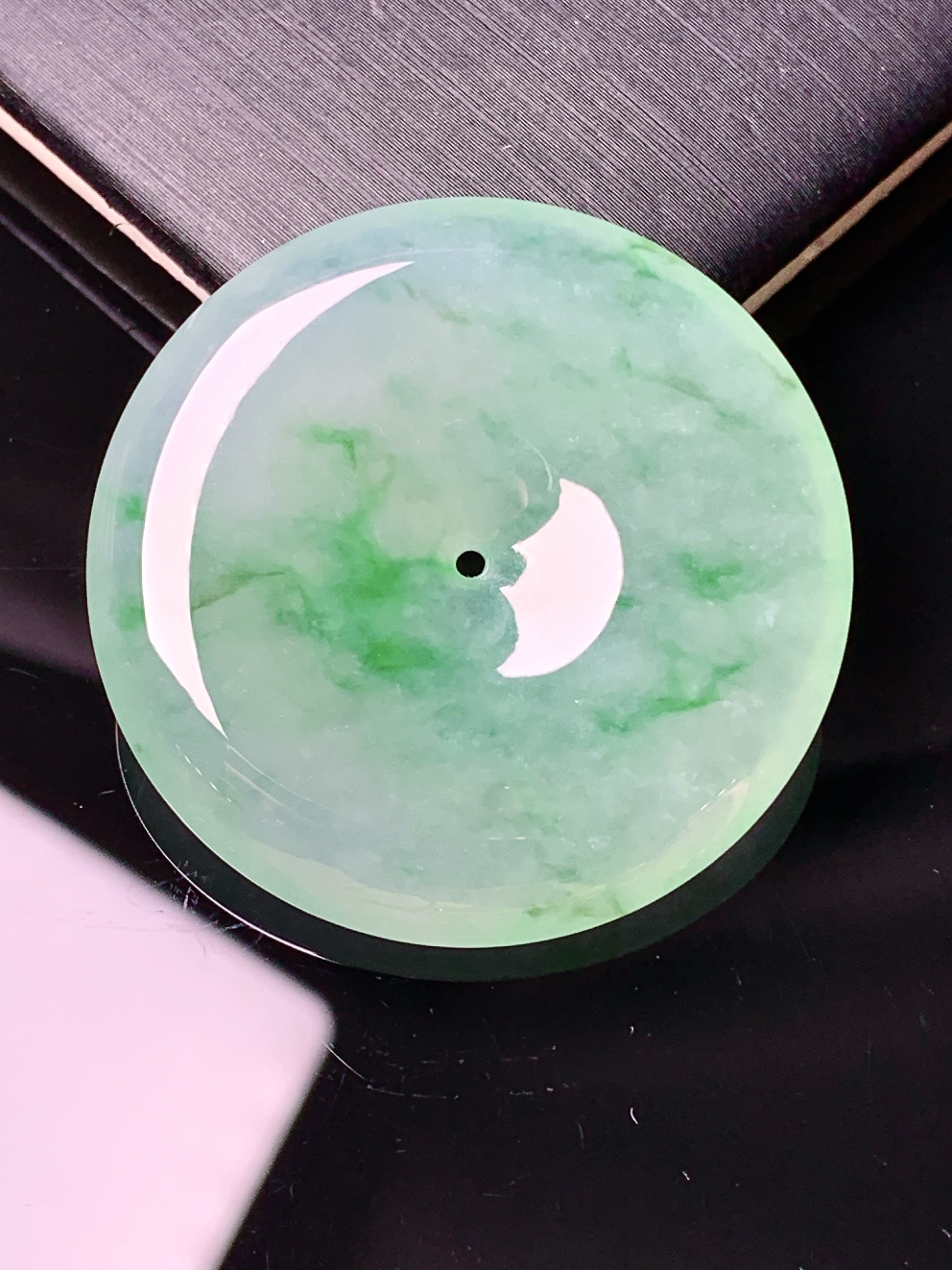 冰种飘绿平安扣吊坠 玉质细腻 色泽艳丽清新 水润亮眼 整体尺寸33.8*6x1