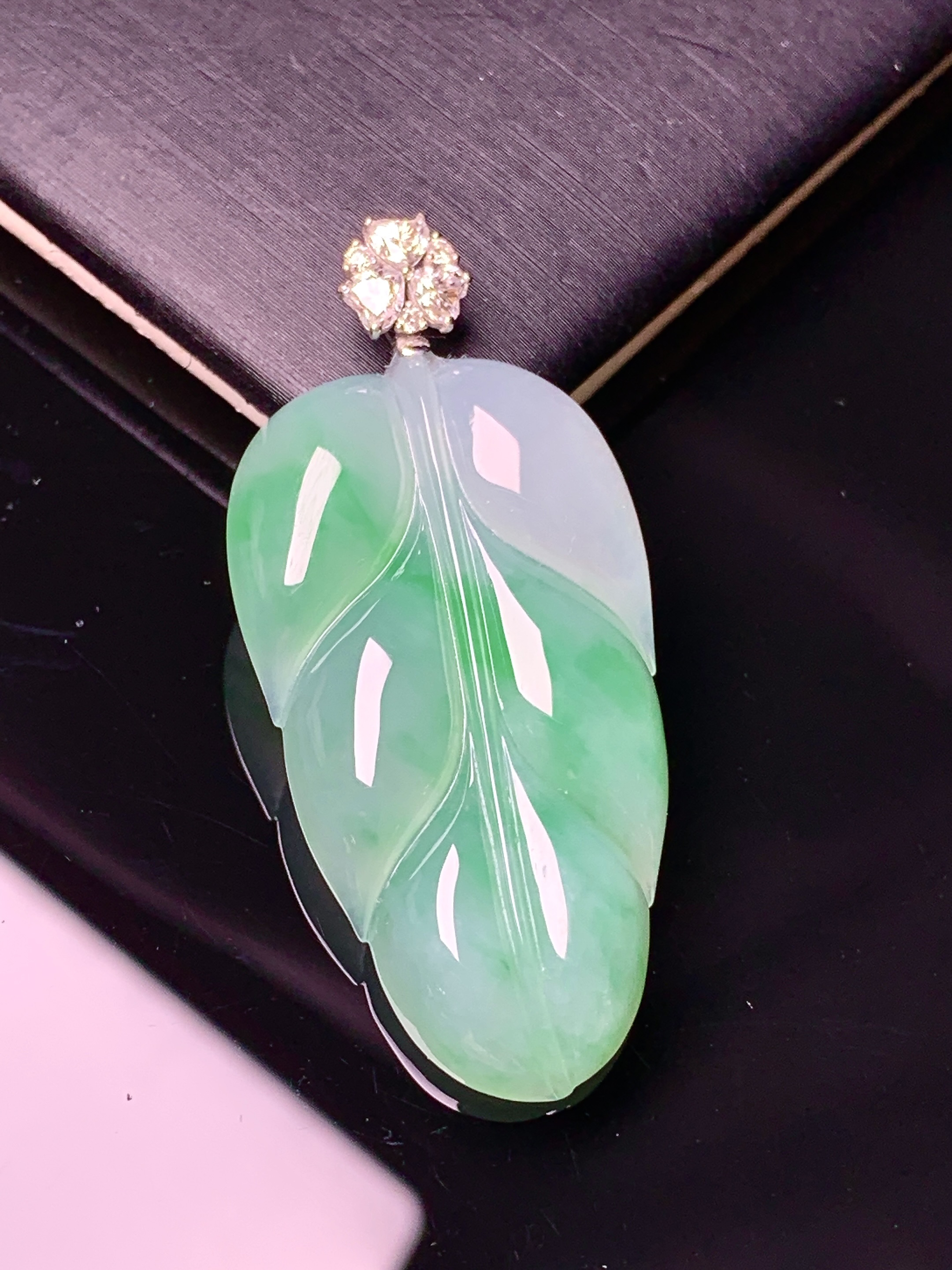 18k金莫桑钻镶嵌飘绿树叶吊坠 玉质细腻 色泽艳丽清新 水润亮眼 整体尺寸43.2*19.8*4.8a2