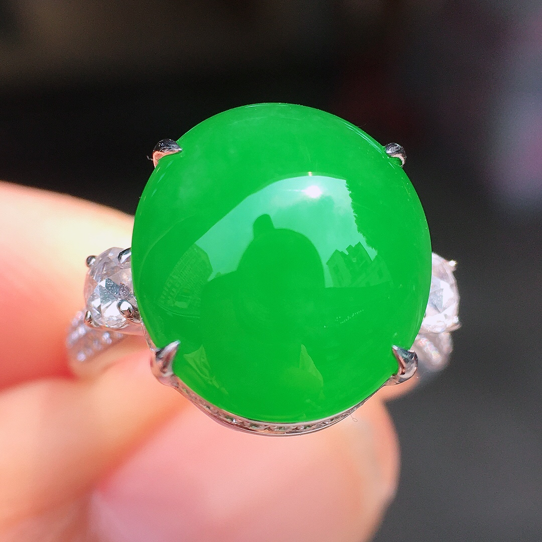 阳绿蛋面戒指，色泽均匀艳丽，玉质细腻，荧光感超
强，饱满圆润，尽显优雅气质，18k
金豪华镶嵌