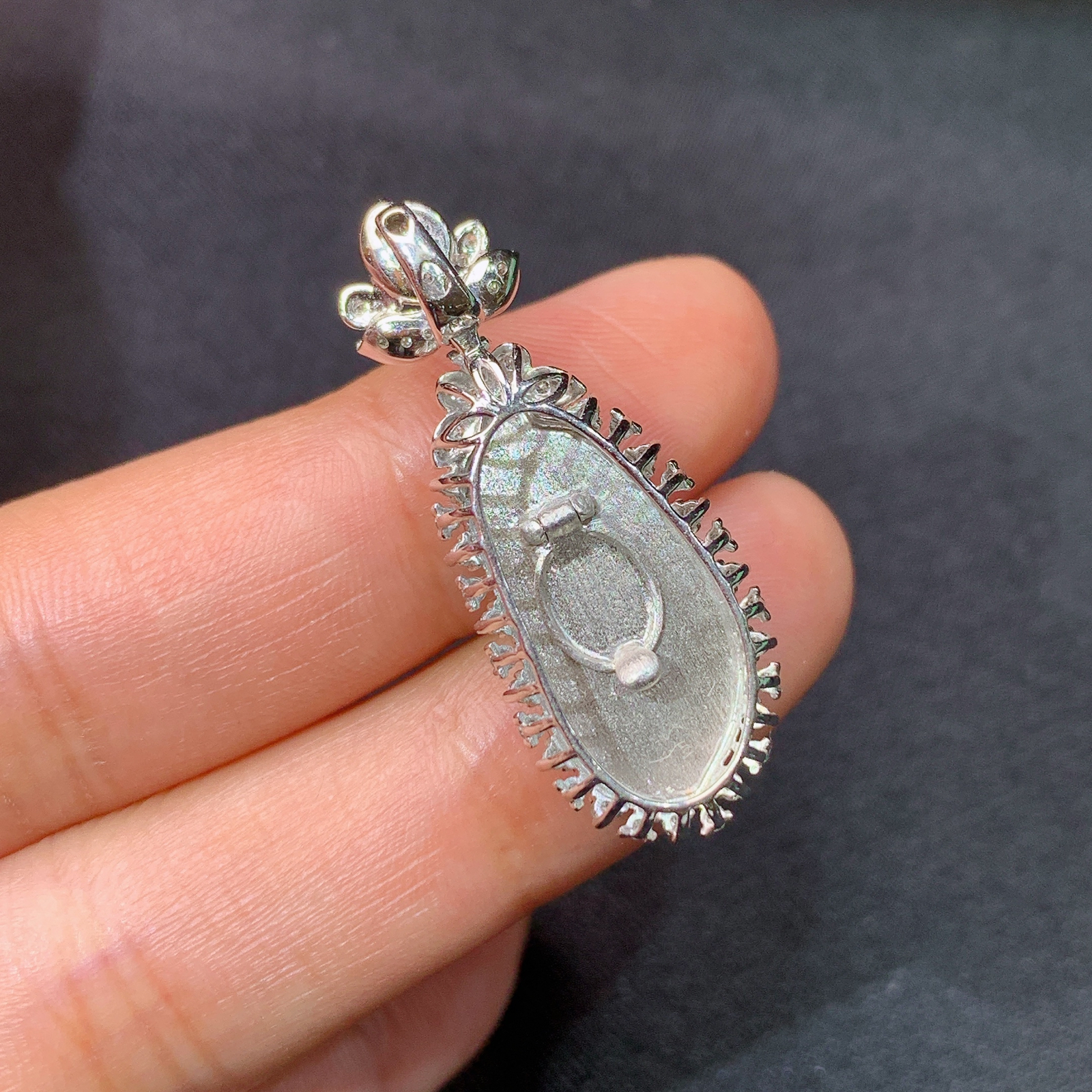 冰阳绿福瓜吊坠，18k金镶嵌，冰润色阳，玉质细腻，种水足，Ax 尺寸33.3*12.8*8.8