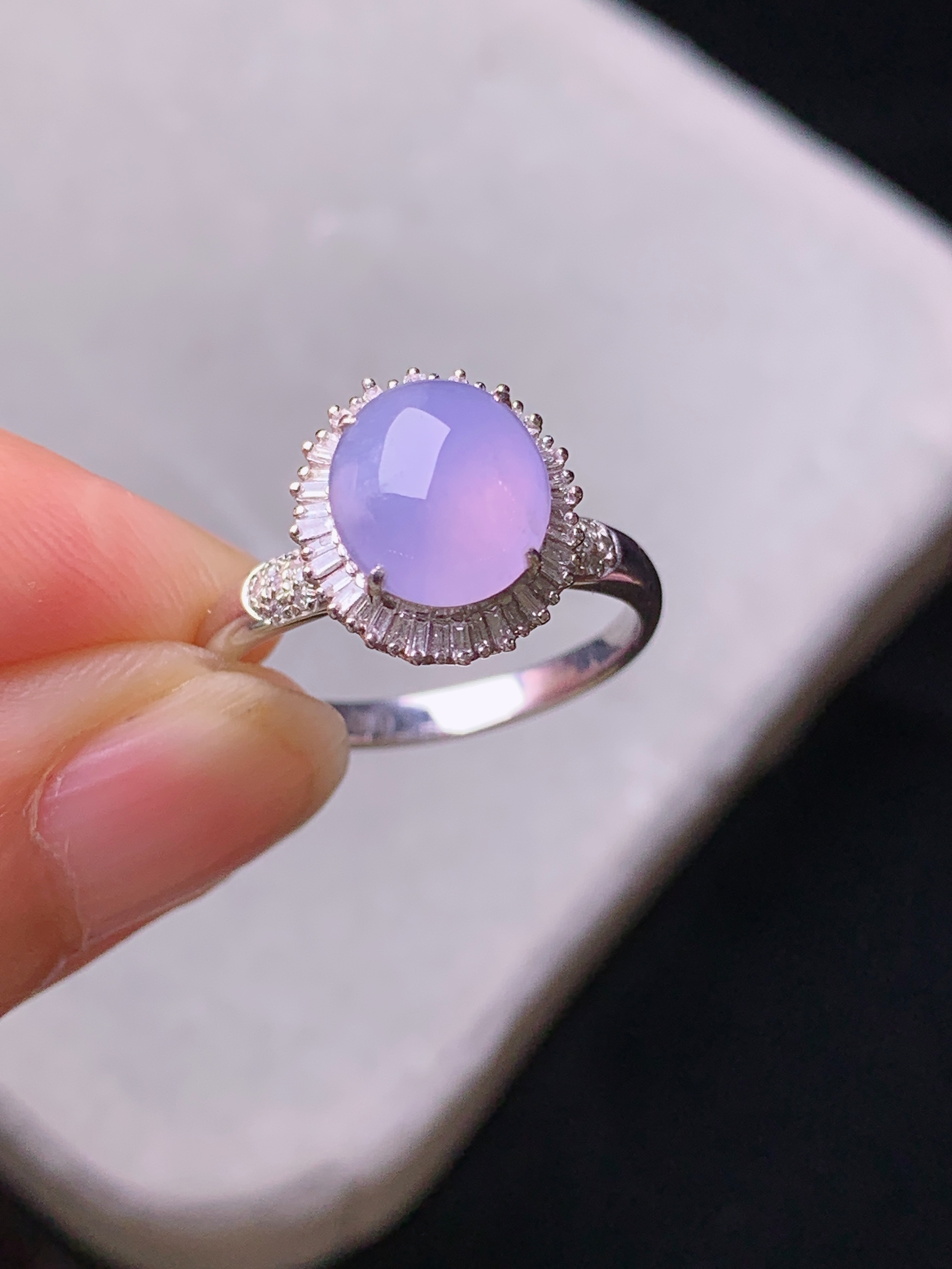 18k金钻镶嵌紫罗兰蛋面戒指 玉质细腻 色泽艳丽清新 水润亮眼 圈口14.5 整体尺寸12*11*9t1