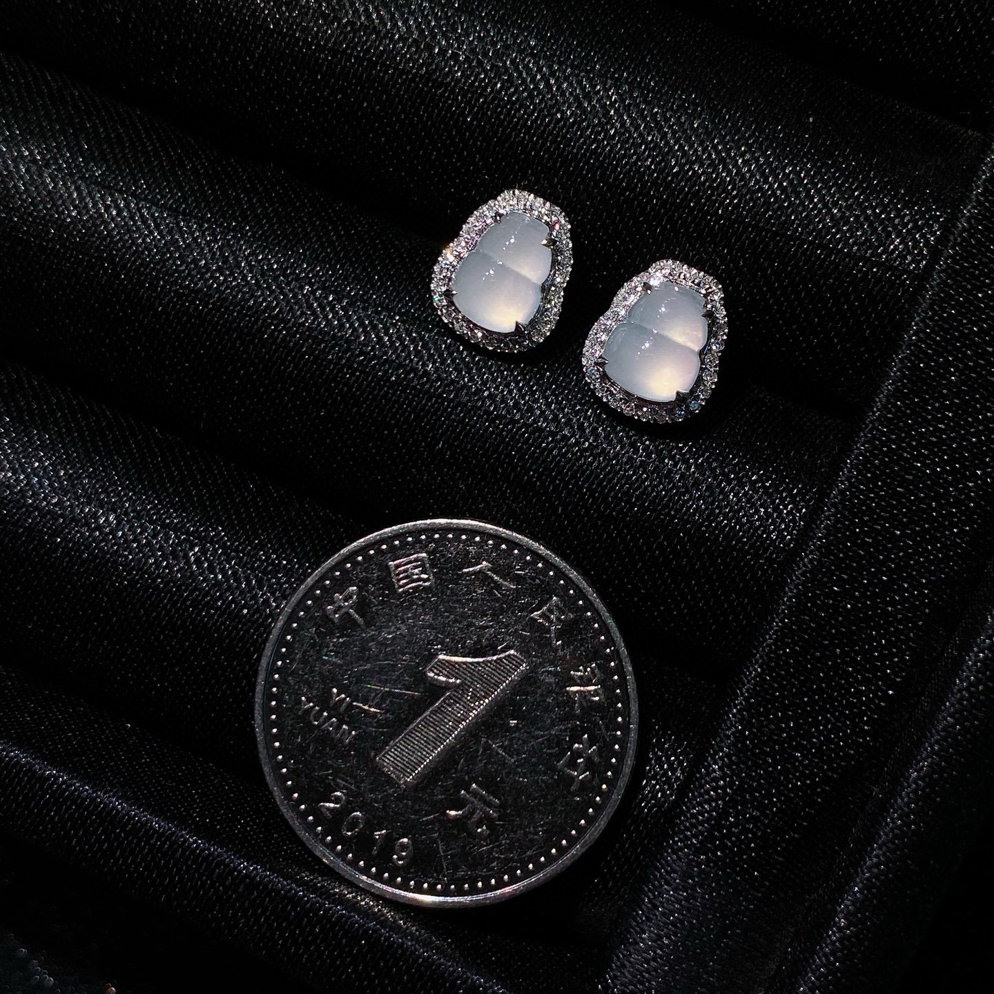 白冰葫芦耳钉 ，很饱满的小葫芦
干干净净，百搭精致
18k金镶嵌，设计简约时尚
实物更美～