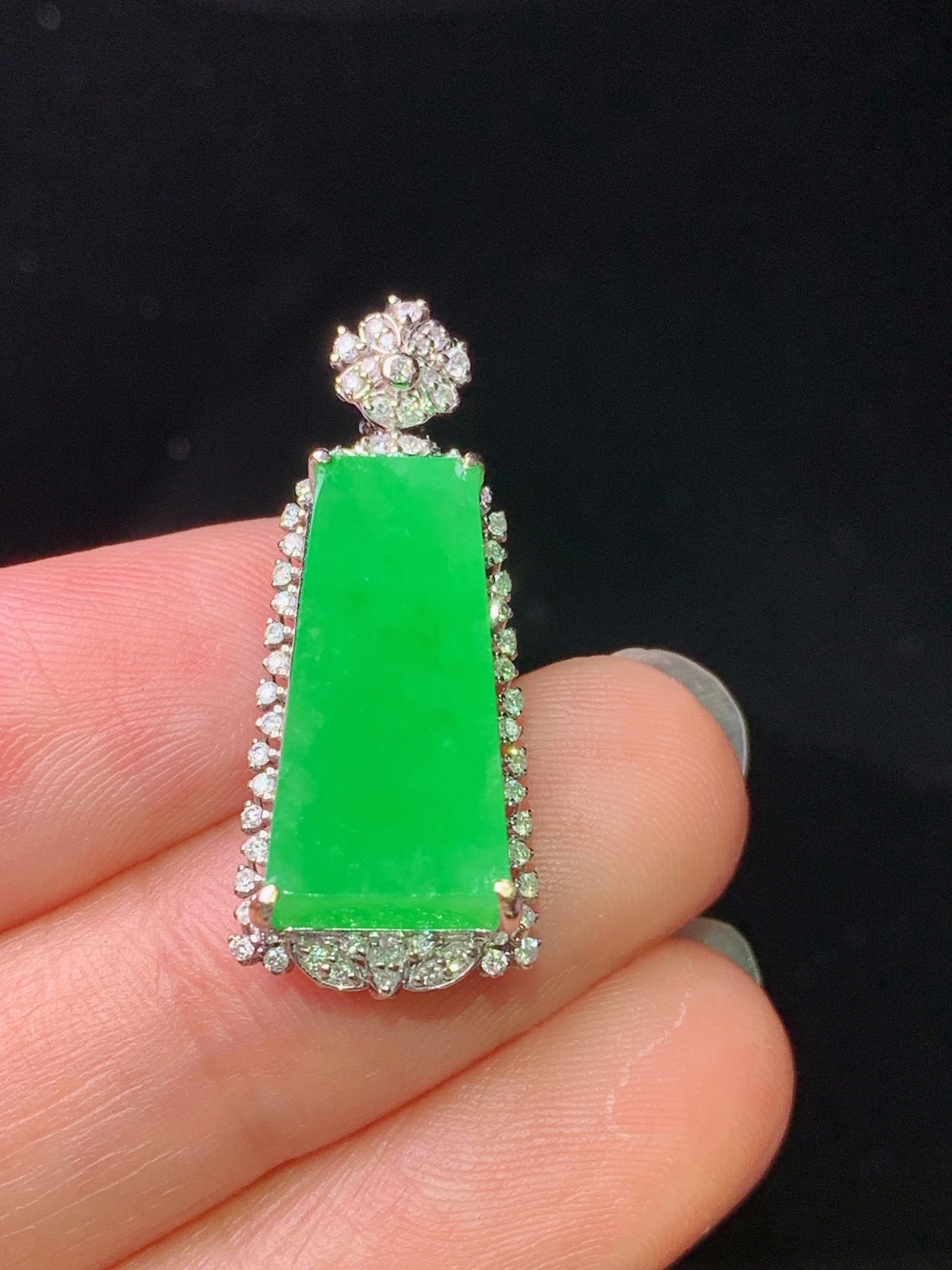 18k金钻镶嵌翠绿无事牌吊坠 玉质细腻 色泽艳丽清新 水润亮眼 整体尺寸28.5*11.8*8j2