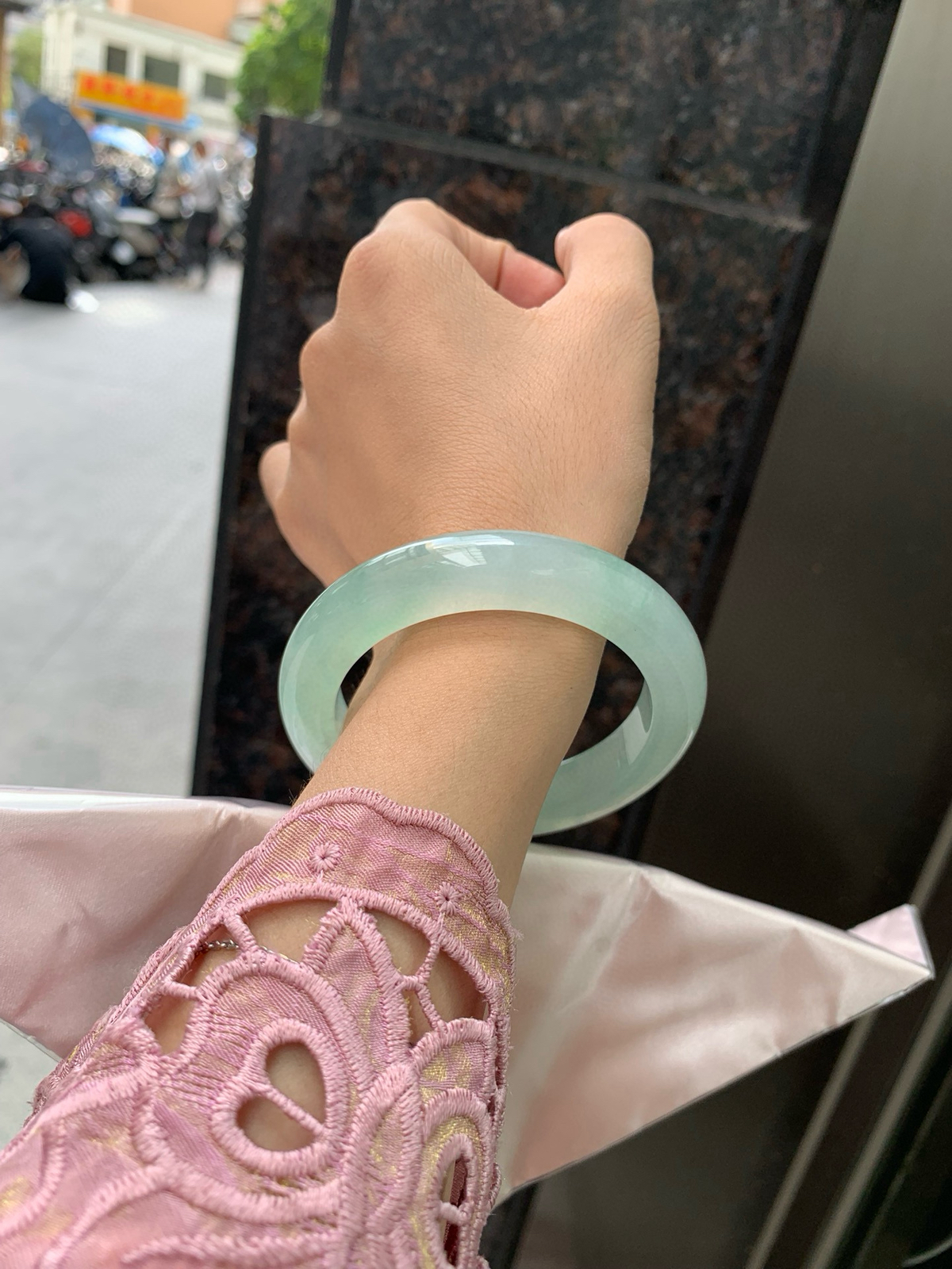 冰晴绿正圈
54.8-9.3-11.8
底妆水润细腻，满圈淡雅晴绿，像初春嫩芽落入清泉，均匀柔和，抬眼就是一片宁静感。