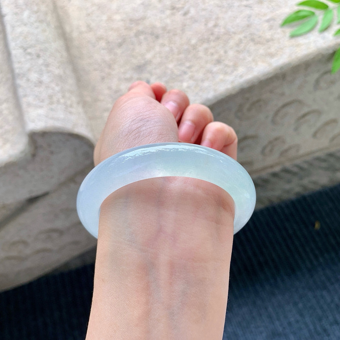 正圈55 56
【圈口】55.2/12/8.8
【描述】冰淡绿，水润，种老，细腻，无裂纹！