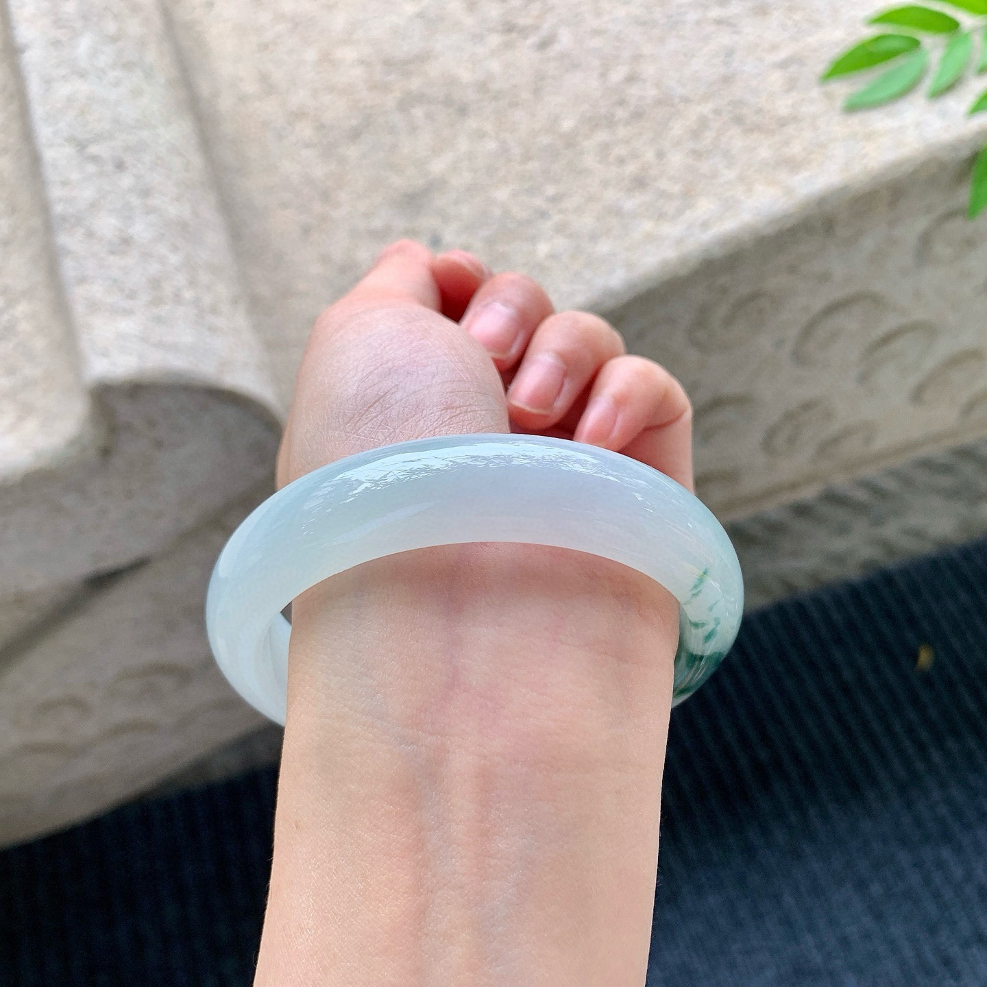 正圈60 61
【圈口】61.6/14.6/8.6
【描述】飘花，水润，种老，细腻，无裂纹！