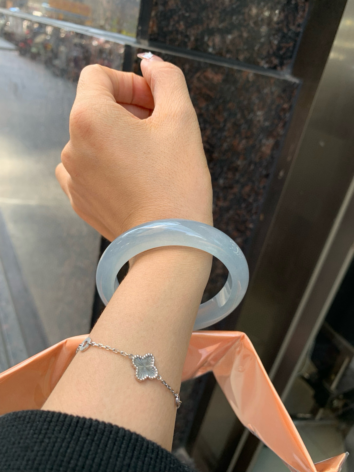 冰紫正圈，无纹裂
55.2-8.6-11.6
底妆冰润，淡淡粉紫，清透飘渺如雾般连绵，水光流转的美貌紫镯绝妙冰透，醉卧水云间，氤氲诗意的美跃然于手腕之间