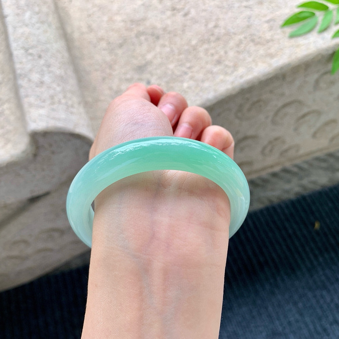 正圈56 57
【圈口】57.5/12.8/8.5
【描述】飘绿，水润，种老，细腻，无裂纹！