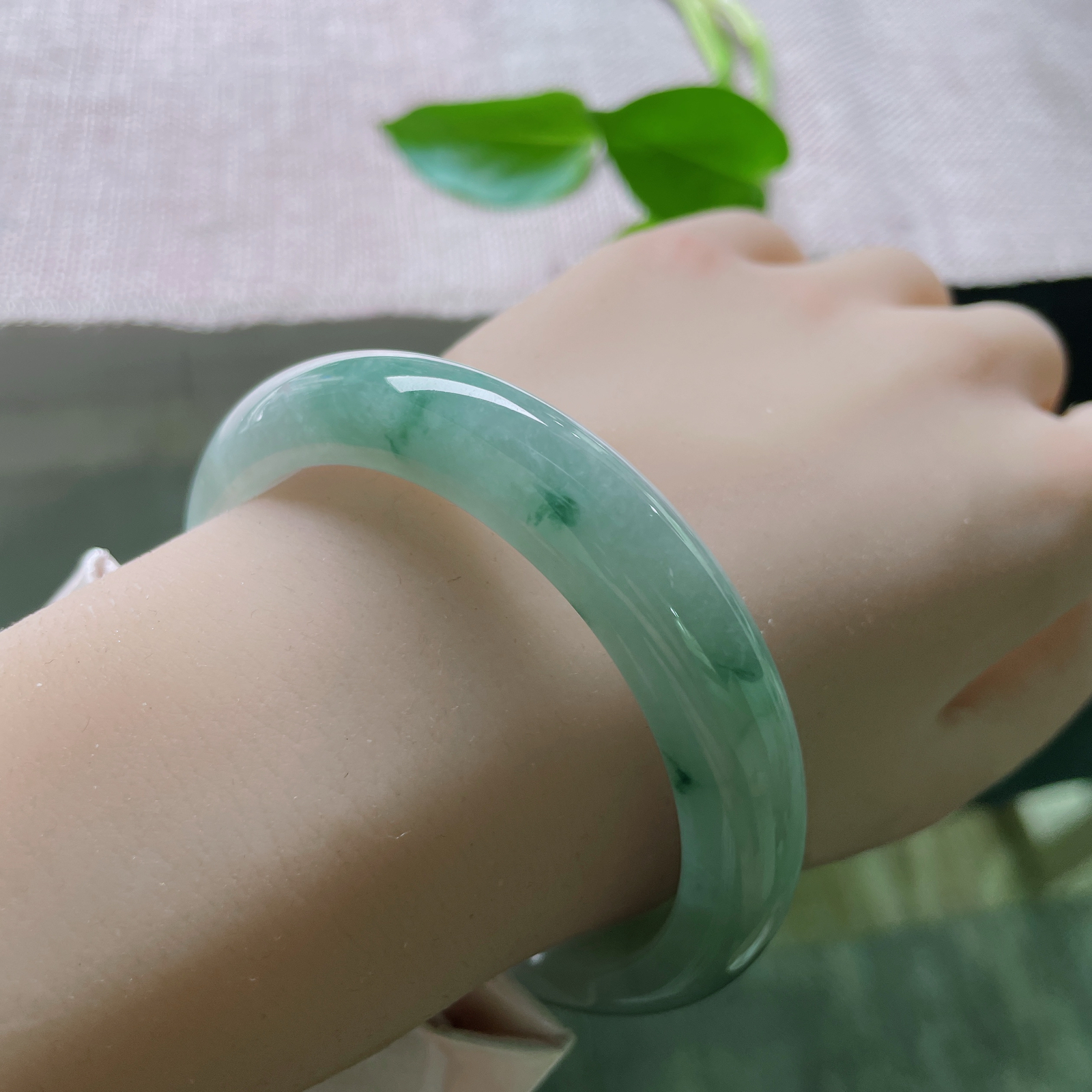 57.2/11.8/8.5，飘花正圈，水头好，玉韵生香，每一缕飘花皆为诗意。