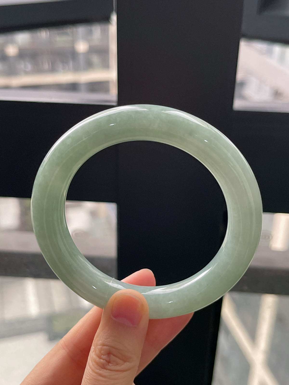 圆镯57.6圈口，翡翠糯化种淡绿色手镯