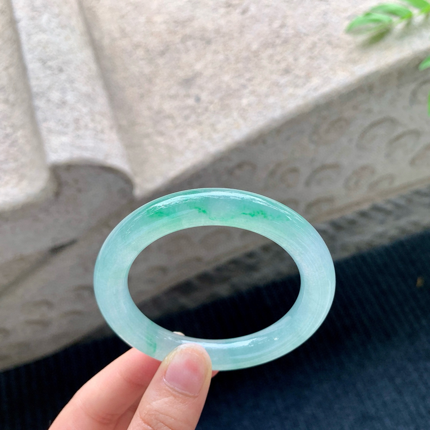 圆条50 51
【圈口】51.3/9.8/9.7
【描述】冰飘绿，水润，种老，细腻，无裂纹！