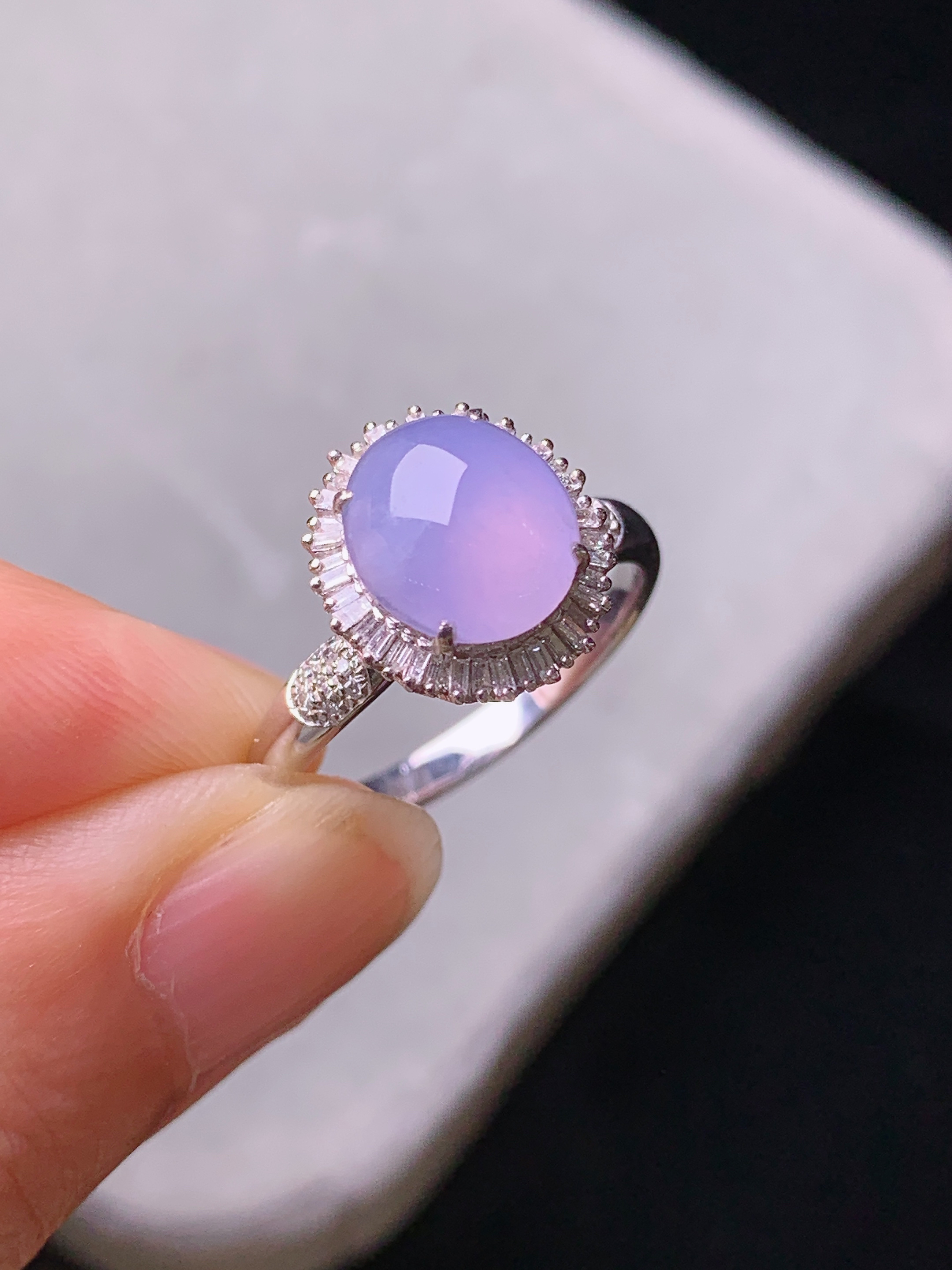 18k金钻镶嵌紫罗兰蛋面戒指 玉质细腻 色泽艳丽清新 水润亮眼 圈口14.5 整体尺寸12*11*9