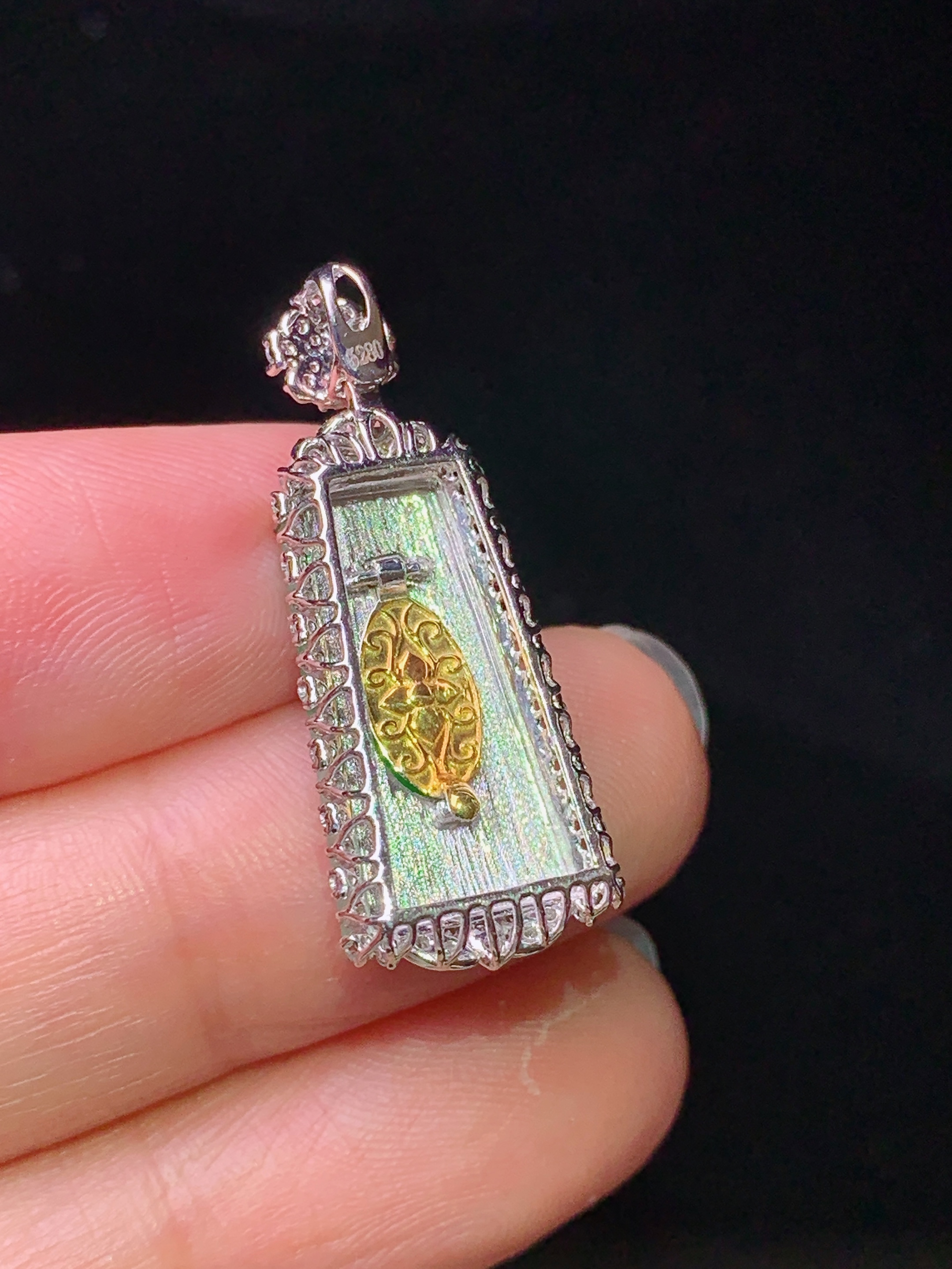 18k金钻镶嵌翠绿无事牌吊坠 玉质细腻 色泽艳丽清新 水润亮眼 整体尺寸28.5*11.8*8j2